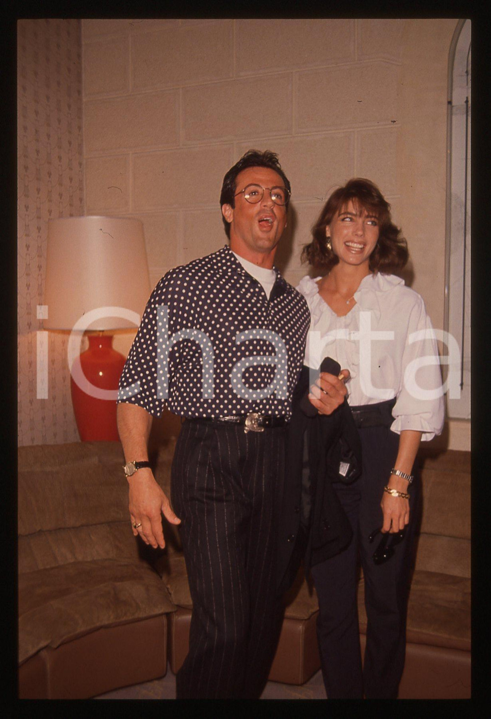 Sylvester STALLONE e Jennifer FLAVIN - COSTUME 1995 ca 35 mm vintage slide 10 Diapositiva d'epoca, in formato 35 mm.CONDIZIONI: GOODE' severamente vietata la riproduzione. Tutti i diritti sono riservati.Nella diapositiva ICharta mette in vendita, sul negozio eBay e in esclusiva sul sito "icharta" il proprio archivio composto da numerose diapositive e negativi fotografici d'epoca, tutti originali e autentici, che attraversano la storia del costume italiano tra gli la fine degli anni Sessanta e Novanta.Si tratta di uno sguardo inedito sull'attualità , la politica, la vita quotidiana, il gossip e la cultura, che fotografa il cambiamento della nazione in quest'ultimo scorcio del XX secolo. Un'occasione unica per il mercato del collezionismo, che vede finalmente disponibile un archivio eccezionale per vastità , tematiche e condizioni, in un settore (il negativo fotografico e la diapositiva) di assoluta novità  e dalle interessanti prospettive di investimento.  GOOD/buono   originale e autentica 1