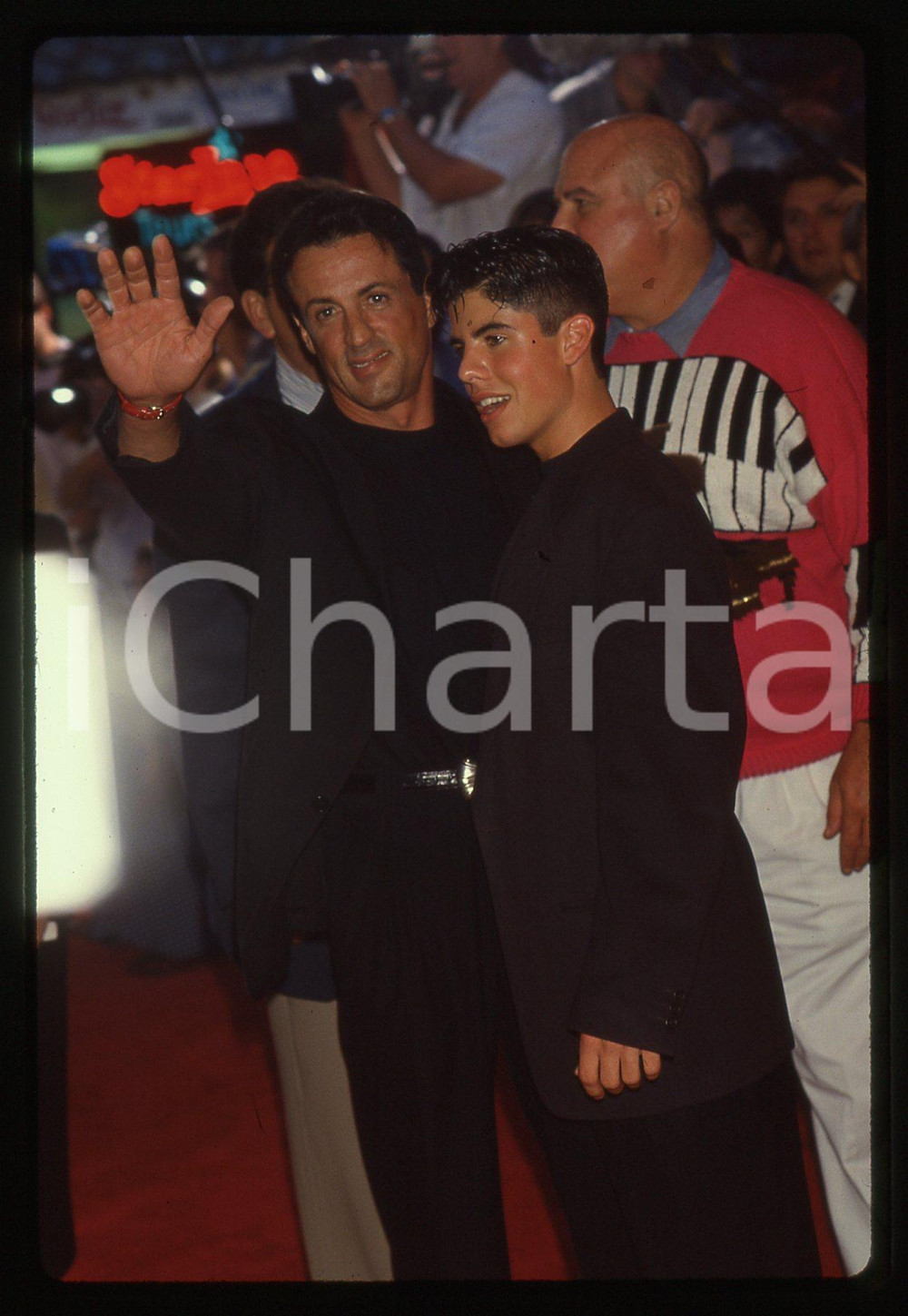 Sylvester e Sage STALLONE - Photocall ROCKY V 1990 35 mm vintage slide Diapositiva d'epoca, in formato 35 mm.CONDIZIONI: GOODE' severamente vietata la riproduzione. Tutti i diritti sono riservati.Nella diapositiva ICharta mette in vendita, sul negozio eBay e in esclusiva sul sito "icharta" il proprio archivio composto da numerose diapositive e negativi fotografici d'epoca, tutti originali e autentici, che attraversano la storia del costume italiano tra gli la fine degli anni Sessanta e Novanta.Si tratta di uno sguardo inedito sull'attualità , la politica, la vita quotidiana, il gossip e la cultura, che fotografa il cambiamento della nazione in quest'ultimo scorcio del XX secolo. Un'occasione unica per il mercato del collezionismo, che vede finalmente disponibile un archivio eccezionale per vastità , tematiche e condizioni, in un settore (il negativo fotografico e la diapositiva) di assoluta novità  e dalle interessanti prospettive di investimento.  GOOD/buono   originale e autentica 1