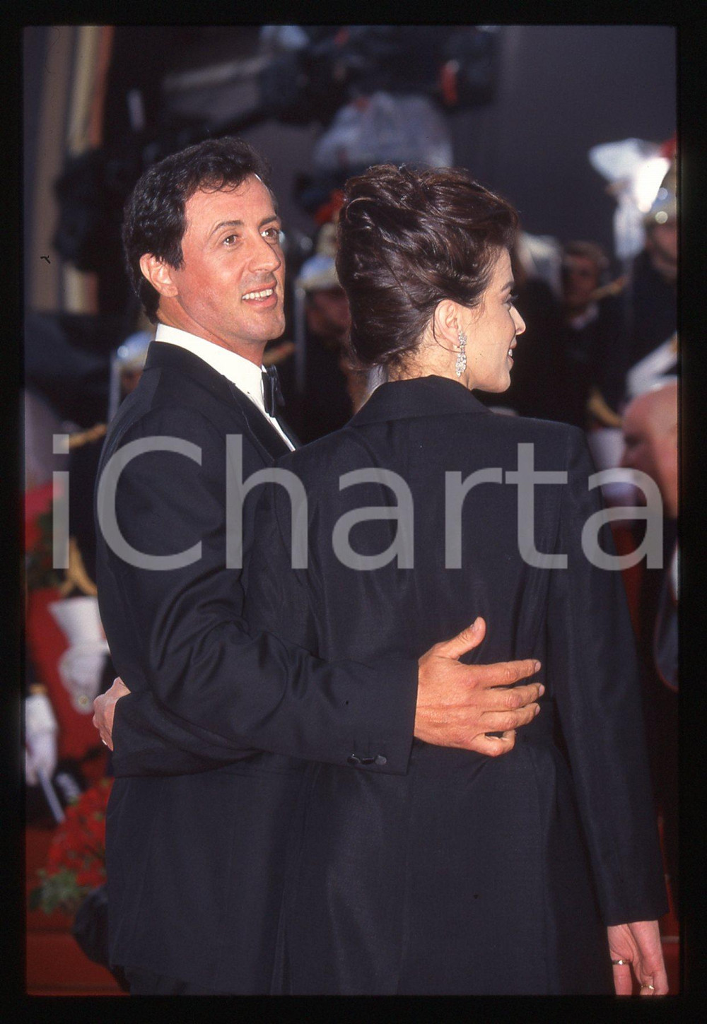 Sylvester STALLONE - FESTIVAL CINEMA CANNES 1990 ca 35 mm vintage slide 7 Diapositiva d'epoca, in formato 35 mm.CONDIZIONI: GOODE' severamente vietata la riproduzione. Tutti i diritti sono riservati.Nella diapositiva ICharta mette in vendita, sul negozio eBay e in esclusiva sul sito "icharta" il proprio archivio composto da numerose diapositive e negativi fotografici d'epoca, tutti originali e autentici, che attraversano la storia del costume italiano tra gli la fine degli anni Sessanta e Novanta.Si tratta di uno sguardo inedito sull'attualità , la politica, la vita quotidiana, il gossip e la cultura, che fotografa il cambiamento della nazione in quest'ultimo scorcio del XX secolo. Un'occasione unica per il mercato del collezionismo, che vede finalmente disponibile un archivio eccezionale per vastità , tematiche e condizioni, in un settore (il negativo fotografico e la diapositiva) di assoluta novità  e dalle interessanti prospettive di investimento.  GOOD/buono   originale e autentica 1