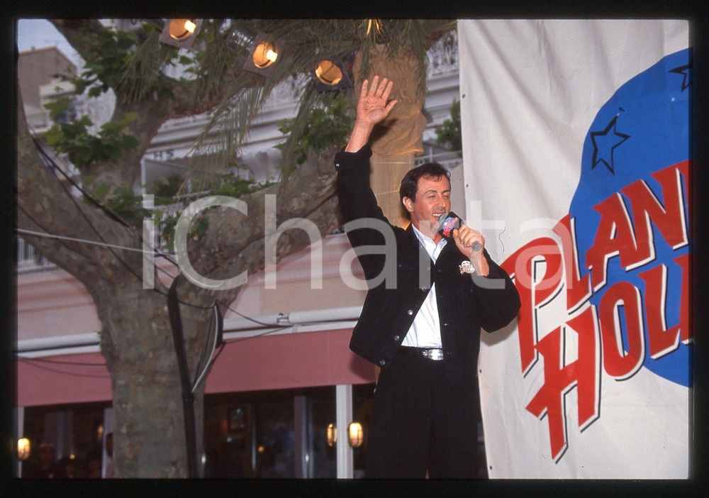Sylvester STALLONE - PLANET HOLLYWOOD CANNES 1997 35 mm vintage slide 3 Diapositiva d'epoca, in formato 35 mm.CONDIZIONI: GOODE' severamente vietata la riproduzione. Tutti i diritti sono riservati.Nella diapositiva ICharta mette in vendita, sul negozio eBay e in esclusiva sul sito "icharta" il proprio archivio composto da numerose diapositive e negativi fotografici d'epoca, tutti originali e autentici, che attraversano la storia del costume italiano tra gli la fine degli anni Sessanta e Novanta.Si tratta di uno sguardo inedito sull'attualità , la politica, la vita quotidiana, il gossip e la cultura, che fotografa il cambiamento della nazione in quest'ultimo scorcio del XX secolo. Un'occasione unica per il mercato del collezionismo, che vede finalmente disponibile un archivio eccezionale per vastità , tematiche e condizioni, in un settore (il negativo fotografico e la diapositiva) di assoluta novità  e dalle interessanti prospettive di investimento.  GOOD/buono   originale e autentica 1