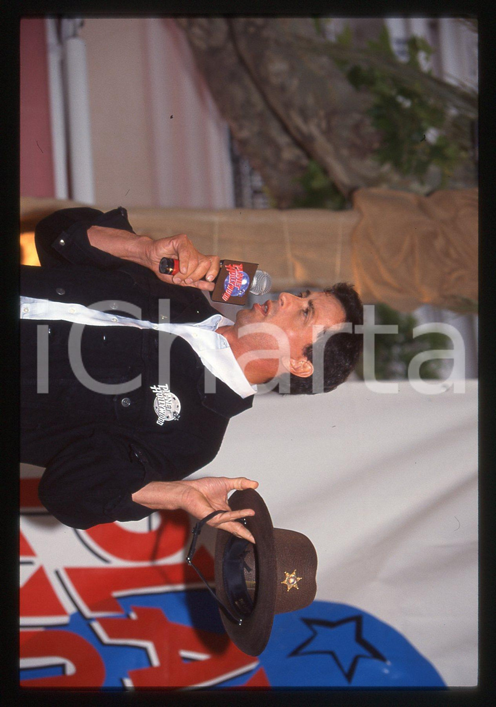 Sylvester STALLONE - PLANET HOLLYWOOD CANNES 1997 35 mm vintage slide 7 Diapositiva d'epoca, in formato 35 mm.CONDIZIONI: GOODE' severamente vietata la riproduzione. Tutti i diritti sono riservati.Nella diapositiva ICharta mette in vendita, sul negozio eBay e in esclusiva sul sito "icharta" il proprio archivio composto da numerose diapositive e negativi fotografici d'epoca, tutti originali e autentici, che attraversano la storia del costume italiano tra gli la fine degli anni Sessanta e Novanta.Si tratta di uno sguardo inedito sull'attualità , la politica, la vita quotidiana, il gossip e la cultura, che fotografa il cambiamento della nazione in quest'ultimo scorcio del XX secolo. Un'occasione unica per il mercato del collezionismo, che vede finalmente disponibile un archivio eccezionale per vastità , tematiche e condizioni, in un settore (il negativo fotografico e la diapositiva) di assoluta novità  e dalle interessanti prospettive di investimento.  GOOD/buono   originale e autentica 1