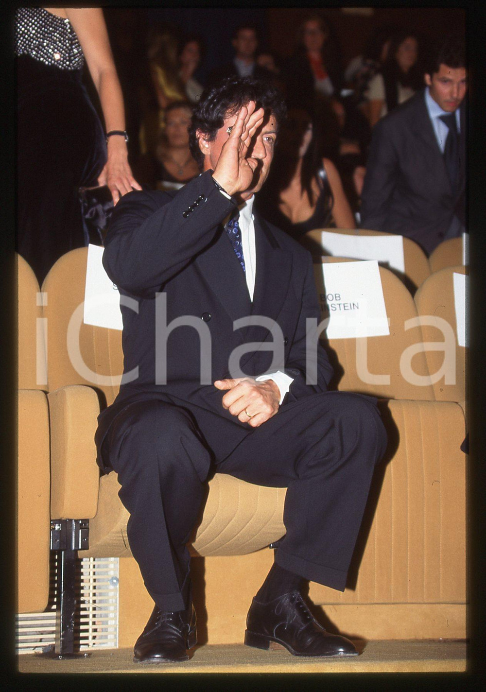 Sylvester STALLONE - FESTIVAL CINEMA VENEZIA 1997 35 mm vintage slide 30 Diapositiva d'epoca, in formato 35 mm.CONDIZIONI: GOODE' severamente vietata la riproduzione. Tutti i diritti sono riservati.Nella diapositiva ICharta mette in vendita, sul negozio eBay e in esclusiva sul sito "icharta" il proprio archivio composto da numerose diapositive e negativi fotografici d'epoca, tutti originali e autentici, che attraversano la storia del costume italiano tra gli la fine degli anni Sessanta e Novanta.Si tratta di uno sguardo inedito sull'attualit&agrave;, la politica, la vita quotidiana, il gossip e la cultura, che fotografa il cambiamento della nazione in quest'ultimo scorcio del XX secolo. Un'occasione unica per il mercato del collezionismo, che vede finalmente disponibile un archivio eccezionale per vastit&agrave;, tematiche e condizioni, in un settore (il negativo fotografico e la diapositiva) di assoluta novit&agrave; e dalle interessanti prospettive di investimento.  GOOD/buono   originale e autentica 1