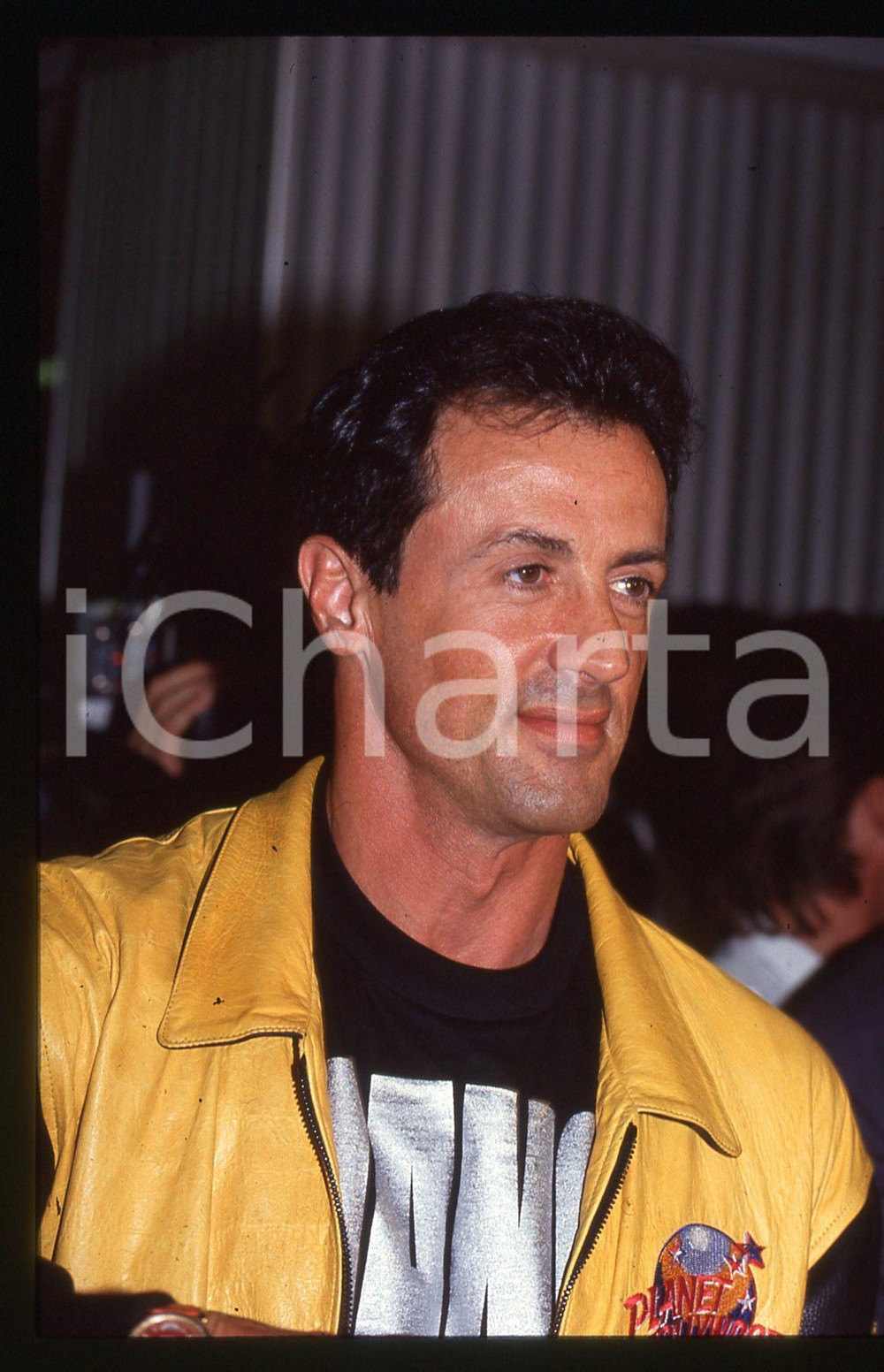 Sylvester STALLONE - PLANET HOLLYWOOD LONDRA 1993 35 mm vintage slide 12 Diapositiva d'epoca, in formato 35 mm.CONDIZIONI: GOODE' severamente vietata la riproduzione. Tutti i diritti sono riservati.Nella diapositiva ICharta mette in vendita, sul negozio eBay e in esclusiva sul sito "icharta" il proprio archivio composto da numerose diapositive e negativi fotografici d'epoca, tutti originali e autentici, che attraversano la storia del costume italiano tra gli la fine degli anni Sessanta e Novanta.Si tratta di uno sguardo inedito sull'attualit&agrave;, la politica, la vita quotidiana, il gossip e la cultura, che fotografa il cambiamento della nazione in quest'ultimo scorcio del XX secolo. Un'occasione unica per il mercato del collezionismo, che vede finalmente disponibile un archivio eccezionale per vastit&agrave;, tematiche e condizioni, in un settore (il negativo fotografico e la diapositiva) di assoluta novit&agrave; e dalle interessanti prospettive di investimento.  GOOD/buono   originale e autentica 1