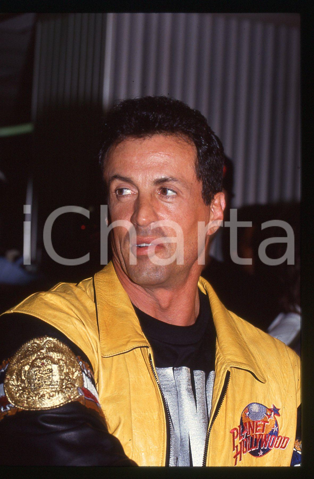 Sylvester STALLONE - PLANET HOLLYWOOD LONDRA 1993 35 mm vintage slide 13 Diapositiva d'epoca, in formato 35 mm.CONDIZIONI: GOODE' severamente vietata la riproduzione. Tutti i diritti sono riservati.Nella diapositiva ICharta mette in vendita, sul negozio eBay e in esclusiva sul sito "icharta" il proprio archivio composto da numerose diapositive e negativi fotografici d'epoca, tutti originali e autentici, che attraversano la storia del costume italiano tra gli la fine degli anni Sessanta e Novanta.Si tratta di uno sguardo inedito sull'attualit&agrave;, la politica, la vita quotidiana, il gossip e la cultura, che fotografa il cambiamento della nazione in quest'ultimo scorcio del XX secolo. Un'occasione unica per il mercato del collezionismo, che vede finalmente disponibile un archivio eccezionale per vastit&agrave;, tematiche e condizioni, in un settore (il negativo fotografico e la diapositiva) di assoluta novit&agrave; e dalle interessanti prospettive di investimento.  GOOD/buono   originale e autentica 1