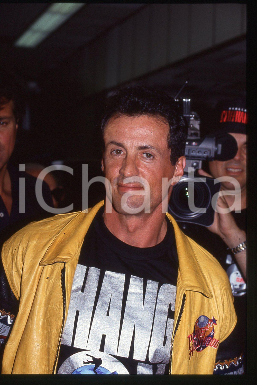Sylvester STALLONE - PLANET HOLLYWOOD LONDRA 1993 35 mm vintage slide 16 Diapositiva d'epoca, in formato 35 mm.CONDIZIONI: GOODE' severamente vietata la riproduzione. Tutti i diritti sono riservati.Nella diapositiva ICharta mette in vendita, sul negozio eBay e in esclusiva sul sito "icharta" il proprio archivio composto da numerose diapositive e negativi fotografici d'epoca, tutti originali e autentici, che attraversano la storia del costume italiano tra gli la fine degli anni Sessanta e Novanta.Si tratta di uno sguardo inedito sull'attualit&agrave;, la politica, la vita quotidiana, il gossip e la cultura, che fotografa il cambiamento della nazione in quest'ultimo scorcio del XX secolo. Un'occasione unica per il mercato del collezionismo, che vede finalmente disponibile un archivio eccezionale per vastit&agrave;, tematiche e condizioni, in un settore (il negativo fotografico e la diapositiva) di assoluta novit&agrave; e dalle interessanti prospettive di investimento.  GOOD/buono   originale e autentica 1
