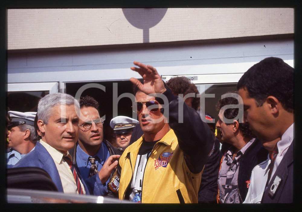 Sylvester STALLONE - PLANET HOLLYWOOD LONDON 1993 35 mm vintage slide 18 Diapositiva d'epoca, in formato 35 mm.CONDIZIONI: GOODE' severamente vietata la riproduzione. Tutti i diritti sono riservati.Nella diapositiva ICharta mette in vendita, sul negozio eBay e in esclusiva sul sito "icharta" il proprio archivio composto da numerose diapositive e negativi fotografici d'epoca, tutti originali e autentici, che attraversano la storia del costume italiano tra gli la fine degli anni Sessanta e Novanta.Si tratta di uno sguardo inedito sull'attualit&agrave;, la politica, la vita quotidiana, il gossip e la cultura, che fotografa il cambiamento della nazione in quest'ultimo scorcio del XX secolo. Un'occasione unica per il mercato del collezionismo, che vede finalmente disponibile un archivio eccezionale per vastit&agrave;, tematiche e condizioni, in un settore (il negativo fotografico e la diapositiva) di assoluta novit&agrave; e dalle interessanti prospettive di investimento.  GOOD/buono   originale e autentica 1