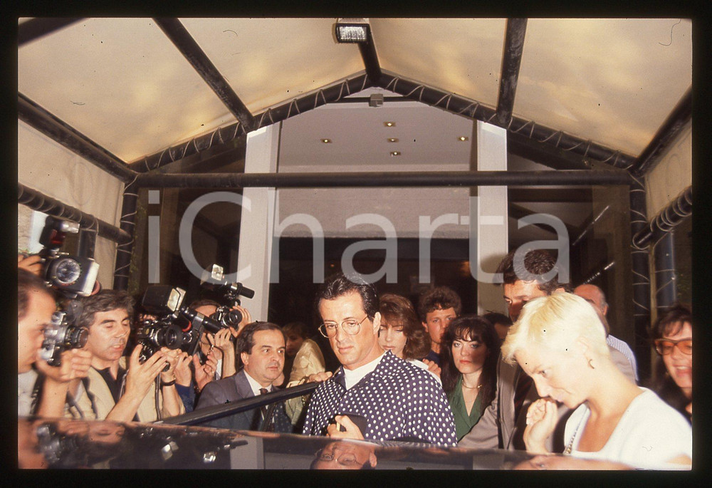 Sylvester STALLONE - CINEMA 1995 ca 35 mm vintage slide 14 Diapositiva d'epoca, in formato 35 mm.CONDIZIONI: GOODE' severamente vietata la riproduzione. Tutti i diritti sono riservati.Nella diapositiva ICharta mette in vendita, sul negozio eBay e in esclusiva sul sito "icharta" il proprio archivio composto da numerose diapositive e negativi fotografici d'epoca, tutti originali e autentici, che attraversano la storia del costume italiano tra gli la fine degli anni Sessanta e Novanta.Si tratta di uno sguardo inedito sull'attualità , la politica, la vita quotidiana, il gossip e la cultura, che fotografa il cambiamento della nazione in quest'ultimo scorcio del XX secolo. Un'occasione unica per il mercato del collezionismo, che vede finalmente disponibile un archivio eccezionale per vastità , tematiche e condizioni, in un settore (il negativo fotografico e la diapositiva) di assoluta novità  e dalle interessanti prospettive di investimento.  GOOD/buono   originale e autentica 1