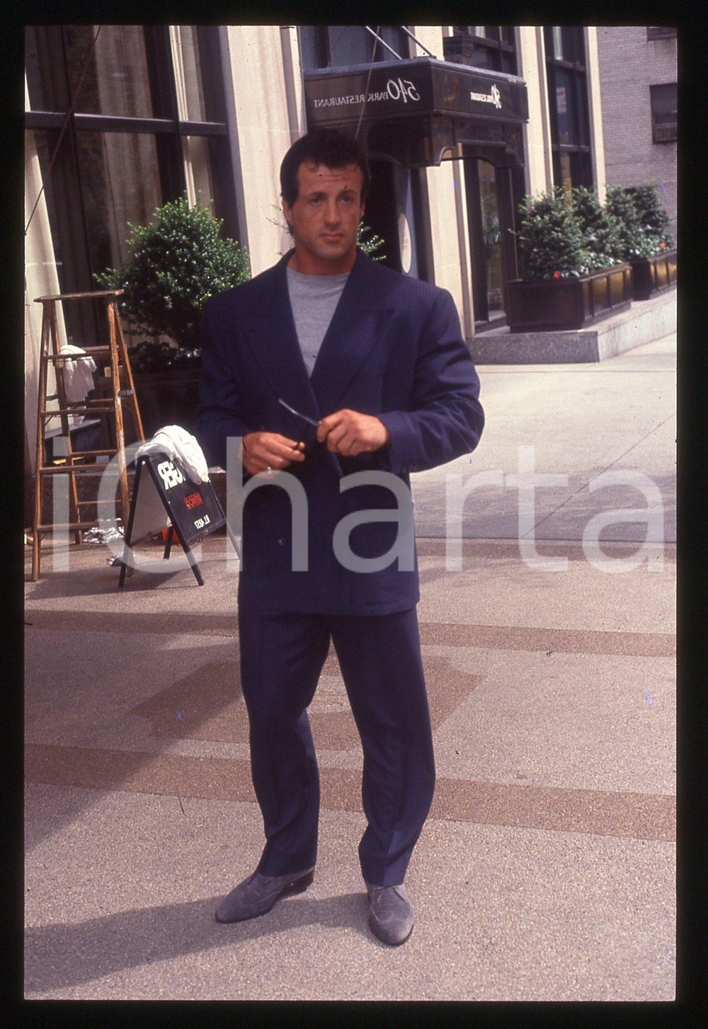 Sylvester STALLONE - CINEMA 1995 ca 35 mm vintage slide 15 Diapositiva d'epoca, in formato 35 mm.CONDIZIONI: GOODE' severamente vietata la riproduzione. Tutti i diritti sono riservati.Nella diapositiva ICharta mette in vendita, sul negozio eBay e in esclusiva sul sito "icharta" il proprio archivio composto da numerose diapositive e negativi fotografici d'epoca, tutti originali e autentici, che attraversano la storia del costume italiano tra gli la fine degli anni Sessanta e Novanta.Si tratta di uno sguardo inedito sull'attualità , la politica, la vita quotidiana, il gossip e la cultura, che fotografa il cambiamento della nazione in quest'ultimo scorcio del XX secolo. Un'occasione unica per il mercato del collezionismo, che vede finalmente disponibile un archivio eccezionale per vastità , tematiche e condizioni, in un settore (il negativo fotografico e la diapositiva) di assoluta novità  e dalle interessanti prospettive di investimento.  GOOD/buono   originale e autentica 1