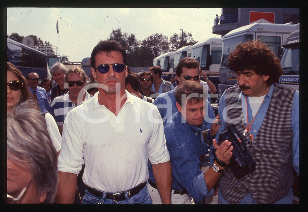 Sylvester STALLONE - CINEMA 1995 ca 35 mm vintage slide 16 Diapositiva d'epoca, in formato 35 mm.CONDIZIONI: GOODE' severamente vietata la riproduzione. Tutti i diritti sono riservati.Nella diapositiva ICharta mette in vendita, sul negozio eBay e in esclusiva sul sito "icharta" il proprio archivio composto da numerose diapositive e negativi fotografici d'epoca, tutti originali e autentici, che attraversano la storia del costume italiano tra gli la fine degli anni Sessanta e Novanta.Si tratta di uno sguardo inedito sull'attualità , la politica, la vita quotidiana, il gossip e la cultura, che fotografa il cambiamento della nazione in quest'ultimo scorcio del XX secolo. Un'occasione unica per il mercato del collezionismo, che vede finalmente disponibile un archivio eccezionale per vastità , tematiche e condizioni, in un settore (il negativo fotografico e la diapositiva) di assoluta novità  e dalle interessanti prospettive di investimento.  GOOD/buono   originale e autentica 1