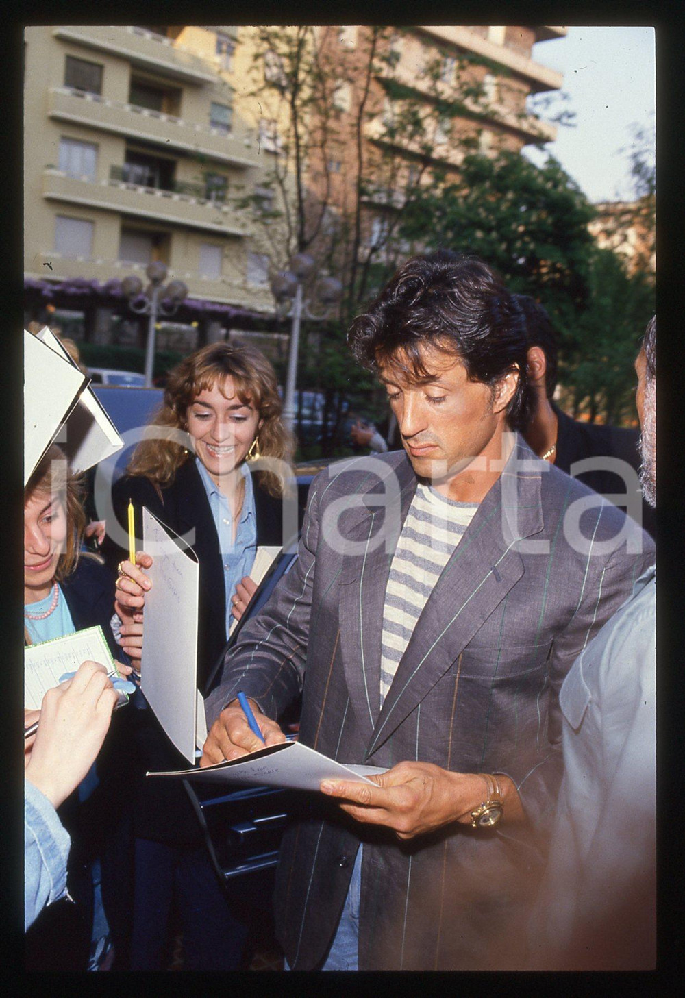 Sylvester STALLONE - CINEMA 1995 ca 35 mm vintage slide 17 Diapositiva d'epoca, in formato 35 mm.CONDIZIONI: GOODE' severamente vietata la riproduzione. Tutti i diritti sono riservati.Nella diapositiva ICharta mette in vendita, sul negozio eBay e in esclusiva sul sito "icharta" il proprio archivio composto da numerose diapositive e negativi fotografici d'epoca, tutti originali e autentici, che attraversano la storia del costume italiano tra gli la fine degli anni Sessanta e Novanta.Si tratta di uno sguardo inedito sull'attualità , la politica, la vita quotidiana, il gossip e la cultura, che fotografa il cambiamento della nazione in quest'ultimo scorcio del XX secolo. Un'occasione unica per il mercato del collezionismo, che vede finalmente disponibile un archivio eccezionale per vastità , tematiche e condizioni, in un settore (il negativo fotografico e la diapositiva) di assoluta novità  e dalle interessanti prospettive di investimento.  GOOD/buono   originale e autentica 1