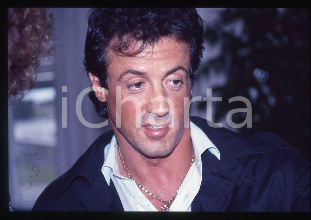 Sylvester STALLONE - CINEMA 1995 ca 35 mm vintage slide 18 Diapositiva d'epoca, in formato 35 mm.CONDIZIONI: GOODE' severamente vietata la riproduzione. Tutti i diritti sono riservati.Nella diapositiva ICharta mette in vendita, sul negozio eBay e in esclusiva sul sito "icharta" il proprio archivio composto da numerose diapositive e negativi fotografici d'epoca, tutti originali e autentici, che attraversano la storia del costume italiano tra gli la fine degli anni Sessanta e Novanta.Si tratta di uno sguardo inedito sull'attualità , la politica, la vita quotidiana, il gossip e la cultura, che fotografa il cambiamento della nazione in quest'ultimo scorcio del XX secolo. Un'occasione unica per il mercato del collezionismo, che vede finalmente disponibile un archivio eccezionale per vastità , tematiche e condizioni, in un settore (il negativo fotografico e la diapositiva) di assoluta novità  e dalle interessanti prospettive di investimento.  GOOD/buono   originale e autentica 1
