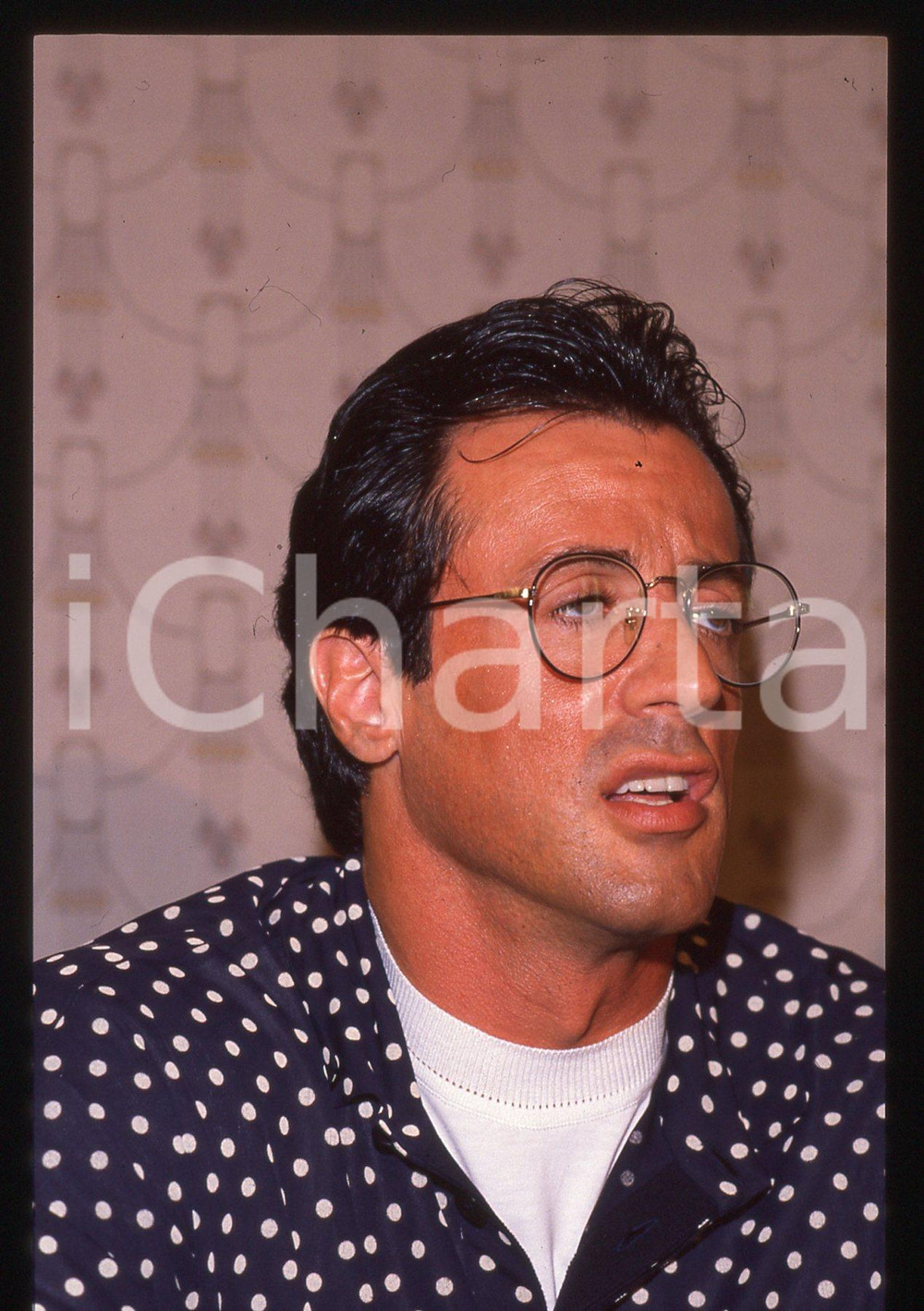 Sylvester STALLONE - CINEMA 1995 ca 35 mm vintage slide 20 Diapositiva d'epoca, in formato 35 mm.CONDIZIONI: GOODE' severamente vietata la riproduzione. Tutti i diritti sono riservati.Nella diapositiva ICharta mette in vendita, sul negozio eBay e in esclusiva sul sito "icharta" il proprio archivio composto da numerose diapositive e negativi fotografici d'epoca, tutti originali e autentici, che attraversano la storia del costume italiano tra gli la fine degli anni Sessanta e Novanta.Si tratta di uno sguardo inedito sull'attualità , la politica, la vita quotidiana, il gossip e la cultura, che fotografa il cambiamento della nazione in quest'ultimo scorcio del XX secolo. Un'occasione unica per il mercato del collezionismo, che vede finalmente disponibile un archivio eccezionale per vastità , tematiche e condizioni, in un settore (il negativo fotografico e la diapositiva) di assoluta novità  e dalle interessanti prospettive di investimento.  GOOD/buono   originale e autentica 1