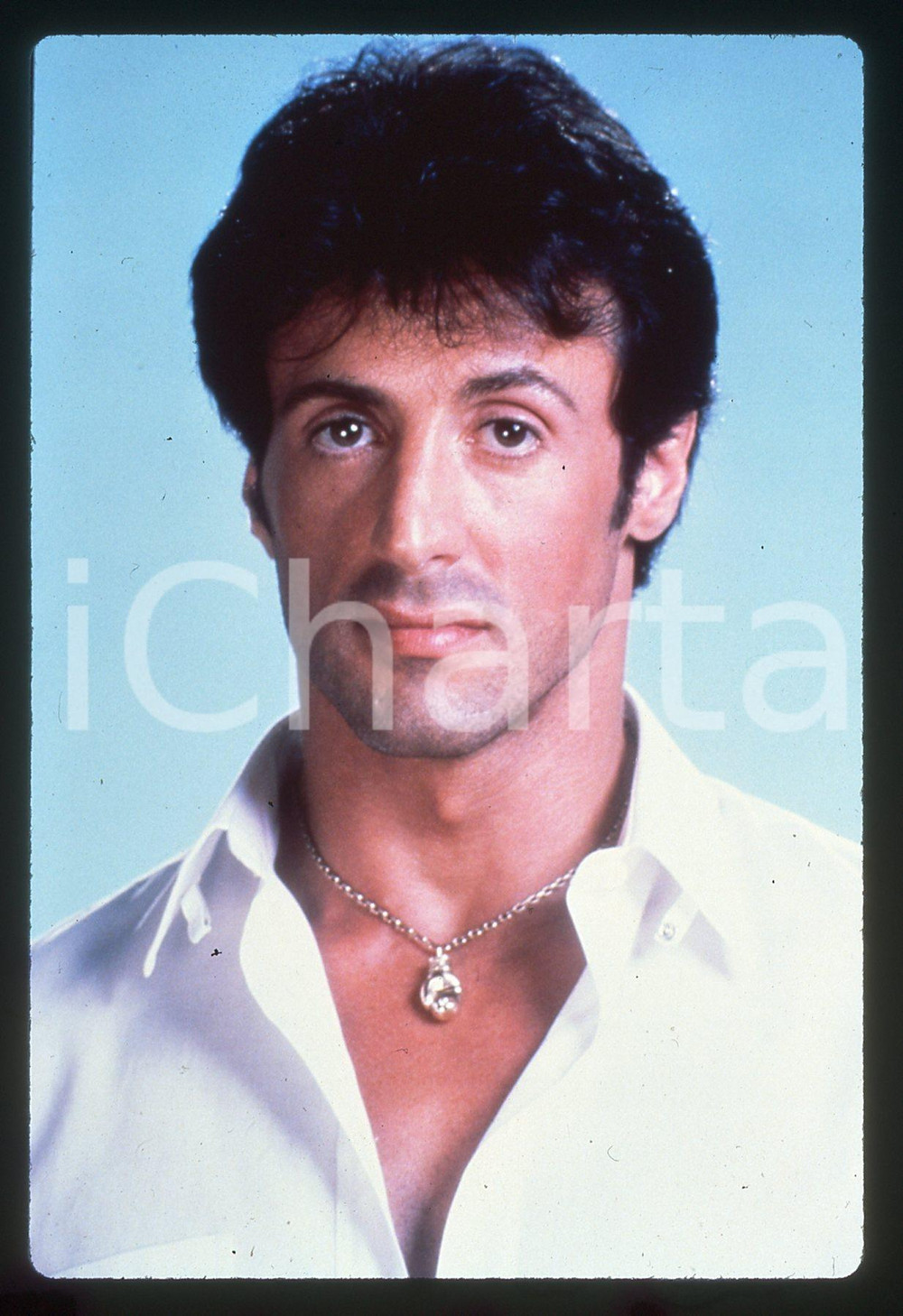 Sylvester STALLONE - CINEMA 1995 ca 35 mm vintage slide 22 Diapositiva d'epoca, in formato 35 mm.CONDIZIONI: GOODE' severamente vietata la riproduzione. Tutti i diritti sono riservati.Nella diapositiva ICharta mette in vendita, sul negozio eBay e in esclusiva sul sito "icharta" il proprio archivio composto da numerose diapositive e negativi fotografici d'epoca, tutti originali e autentici, che attraversano la storia del costume italiano tra gli la fine degli anni Sessanta e Novanta.Si tratta di uno sguardo inedito sull'attualità , la politica, la vita quotidiana, il gossip e la cultura, che fotografa il cambiamento della nazione in quest'ultimo scorcio del XX secolo. Un'occasione unica per il mercato del collezionismo, che vede finalmente disponibile un archivio eccezionale per vastità , tematiche e condizioni, in un settore (il negativo fotografico e la diapositiva) di assoluta novità  e dalle interessanti prospettive di investimento.  GOOD/buono   originale e autentica 1