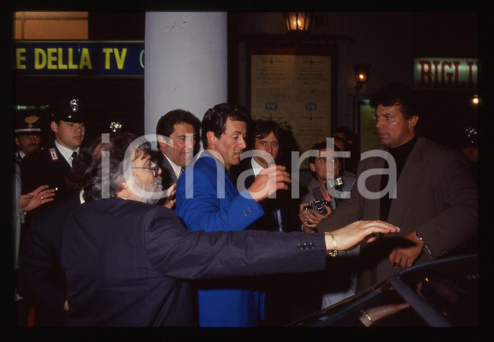 Sylvester STALLONE - ITALIA 1995 ca 35 mm vintage slide 23 Diapositiva d'epoca, in formato 35 mm.CONDIZIONI: GOODE' severamente vietata la riproduzione. Tutti i diritti sono riservati.Nella diapositiva ICharta mette in vendita, sul negozio eBay e in esclusiva sul sito "icharta" il proprio archivio composto da numerose diapositive e negativi fotografici d'epoca, tutti originali e autentici, che attraversano la storia del costume italiano tra gli la fine degli anni Sessanta e Novanta.Si tratta di uno sguardo inedito sull'attualità , la politica, la vita quotidiana, il gossip e la cultura, che fotografa il cambiamento della nazione in quest'ultimo scorcio del XX secolo. Un'occasione unica per il mercato del collezionismo, che vede finalmente disponibile un archivio eccezionale per vastità , tematiche e condizioni, in un settore (il negativo fotografico e la diapositiva) di assoluta novità  e dalle interessanti prospettive di investimento.  GOOD/buono   originale e autentica 1