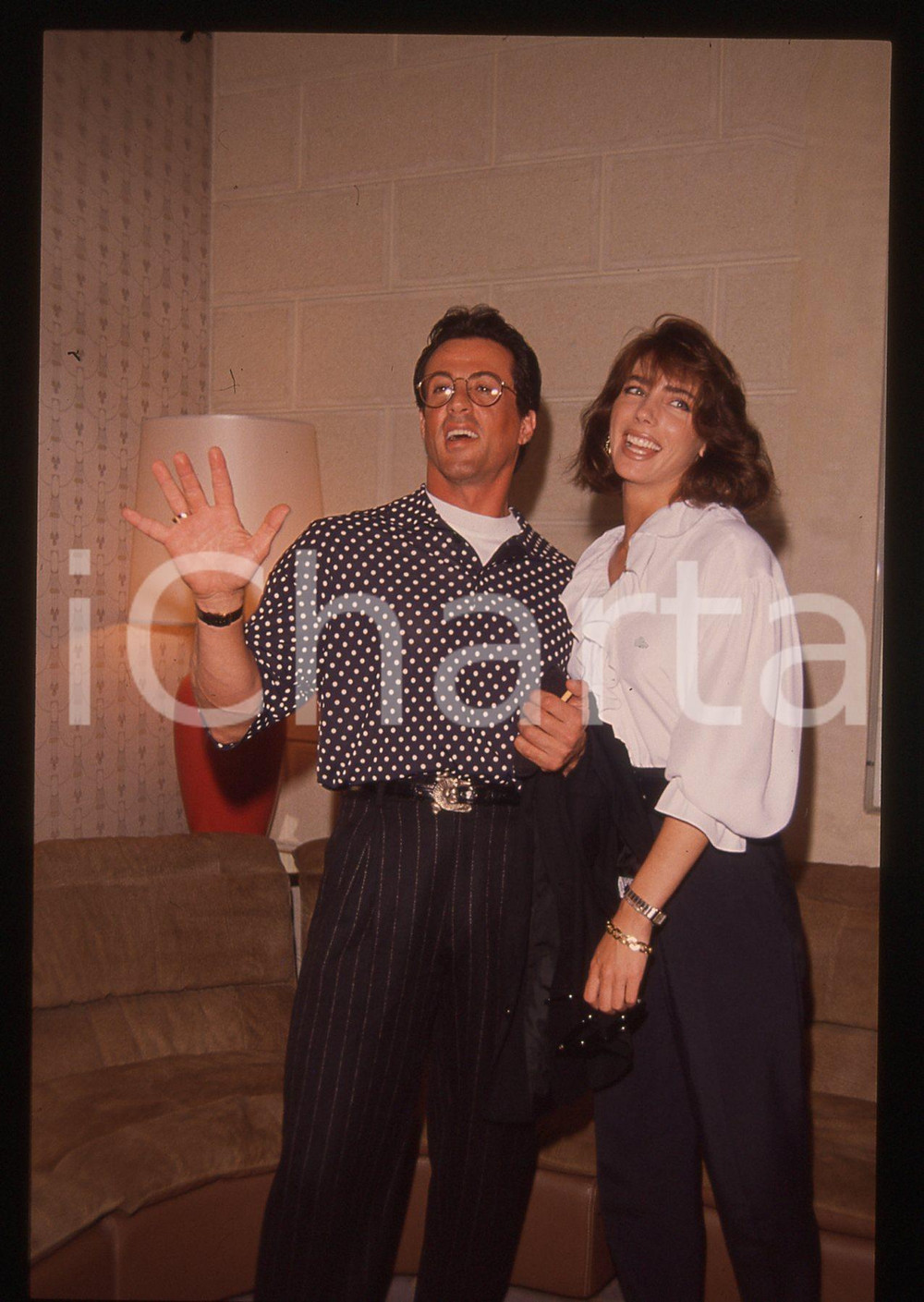 Sylvester STALLONE e Jennifer FLAVIN - COSTUME 1995 ca 35 mm vintage slide 11 Diapositiva d'epoca, in formato 35 mm.CONDIZIONI: GOODE' severamente vietata la riproduzione. Tutti i diritti sono riservati.Nella diapositiva ICharta mette in vendita, sul negozio eBay e in esclusiva sul sito "icharta" il proprio archivio composto da numerose diapositive e negativi fotografici d'epoca, tutti originali e autentici, che attraversano la storia del costume italiano tra gli la fine degli anni Sessanta e Novanta.Si tratta di uno sguardo inedito sull'attualità , la politica, la vita quotidiana, il gossip e la cultura, che fotografa il cambiamento della nazione in quest'ultimo scorcio del XX secolo. Un'occasione unica per il mercato del collezionismo, che vede finalmente disponibile un archivio eccezionale per vastità , tematiche e condizioni, in un settore (il negativo fotografico e la diapositiva) di assoluta novità  e dalle interessanti prospettive di investimento.  GOOD/buono   originale e autentica 1