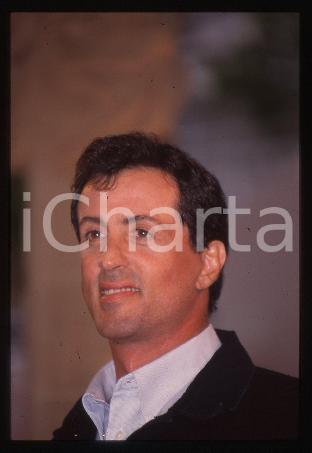 Sylvester STALLONE - PLANET HOLLYWOOD CANNES 1997 35 mm vintage slide 8 Diapositiva d'epoca, in formato 35 mm.CONDIZIONI: GOODE' severamente vietata la riproduzione. Tutti i diritti sono riservati.Nella diapositiva ICharta mette in vendita, sul negozio eBay e in esclusiva sul sito "icharta" il proprio archivio composto da numerose diapositive e negativi fotografici d'epoca, tutti originali e autentici, che attraversano la storia del costume italiano tra gli la fine degli anni Sessanta e Novanta.Si tratta di uno sguardo inedito sull'attualità , la politica, la vita quotidiana, il gossip e la cultura, che fotografa il cambiamento della nazione in quest'ultimo scorcio del XX secolo. Un'occasione unica per il mercato del collezionismo, che vede finalmente disponibile un archivio eccezionale per vastità , tematiche e condizioni, in un settore (il negativo fotografico e la diapositiva) di assoluta novità  e dalle interessanti prospettive di investimento.  GOOD/buono   originale e autentica 1