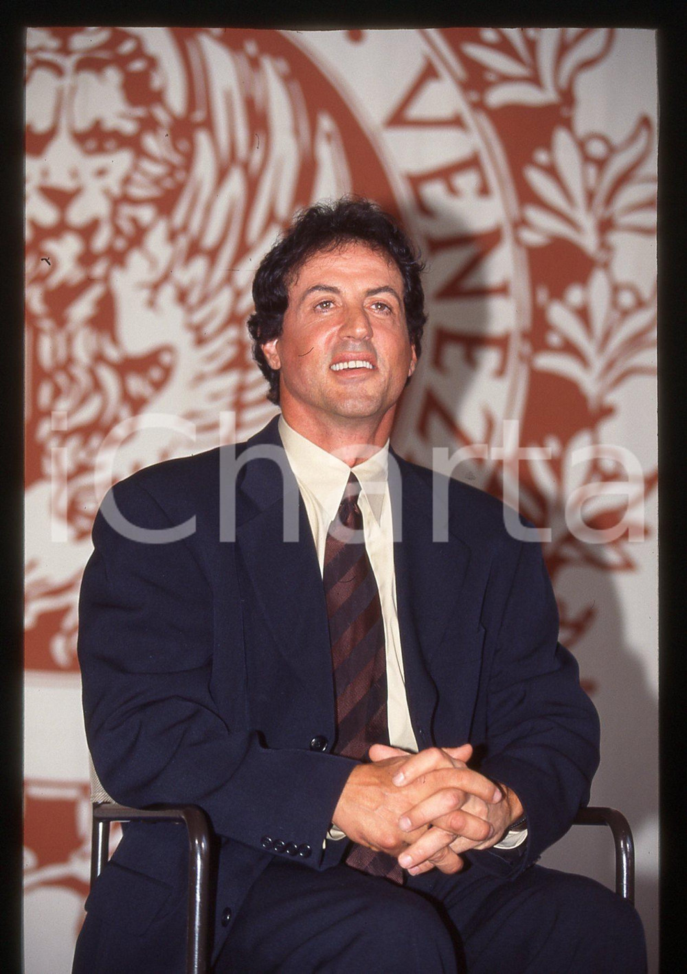 Sylvester STALLONE - FESTIVAL CINEMA VENEZIA 1997 35 mm vintage slide 35 Diapositiva d'epoca, in formato 35 mm.CONDIZIONI: GOODE' severamente vietata la riproduzione. Tutti i diritti sono riservati.Nella diapositiva ICharta mette in vendita, sul negozio eBay e in esclusiva sul sito "icharta" il proprio archivio composto da numerose diapositive e negativi fotografici d'epoca, tutti originali e autentici, che attraversano la storia del costume italiano tra gli la fine degli anni Sessanta e Novanta.Si tratta di uno sguardo inedito sull'attualit&agrave;, la politica, la vita quotidiana, il gossip e la cultura, che fotografa il cambiamento della nazione in quest'ultimo scorcio del XX secolo. Un'occasione unica per il mercato del collezionismo, che vede finalmente disponibile un archivio eccezionale per vastit&agrave;, tematiche e condizioni, in un settore (il negativo fotografico e la diapositiva) di assoluta novit&agrave; e dalle interessanti prospettive di investimento.  GOOD/buono   originale e autentica 1