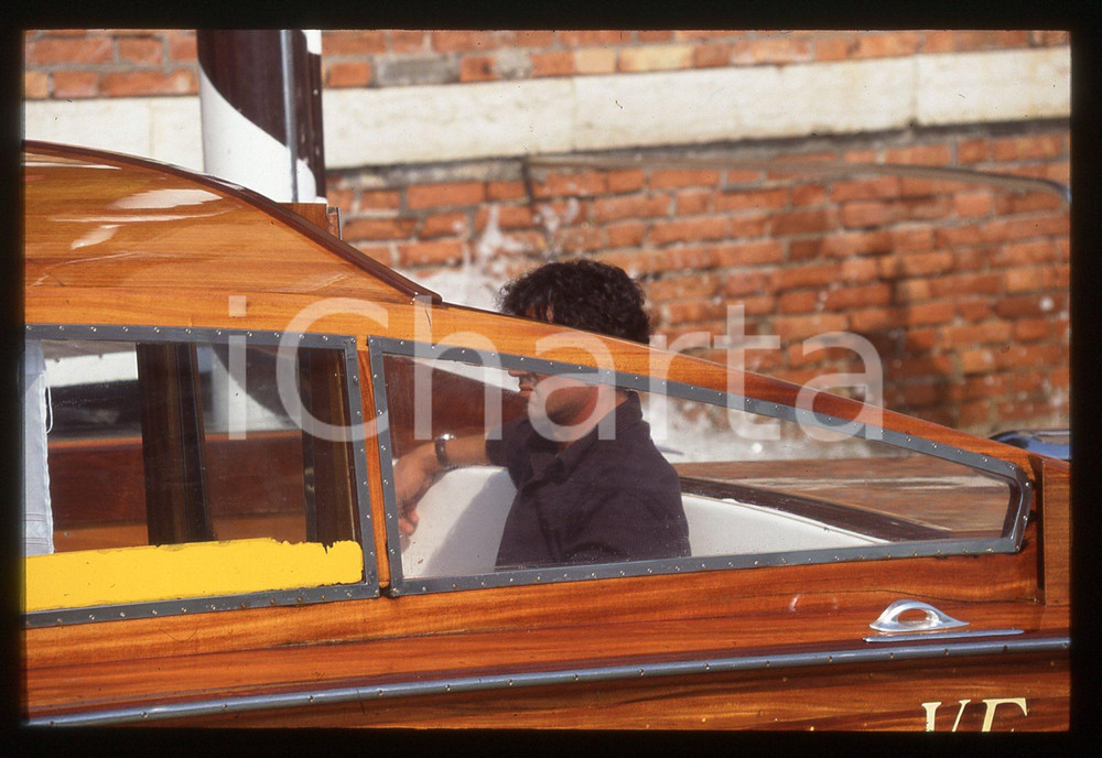 Sylvester STALLONE - FESTIVAL CINEMA VENEZIA 1997 35 mm vintage slide 37 Diapositiva d'epoca, in formato 35 mm.CONDIZIONI: GOODE' severamente vietata la riproduzione. Tutti i diritti sono riservati.Nella diapositiva ICharta mette in vendita, sul negozio eBay e in esclusiva sul sito "icharta" il proprio archivio composto da numerose diapositive e negativi fotografici d'epoca, tutti originali e autentici, che attraversano la storia del costume italiano tra gli la fine degli anni Sessanta e Novanta.Si tratta di uno sguardo inedito sull'attualit&agrave;, la politica, la vita quotidiana, il gossip e la cultura, che fotografa il cambiamento della nazione in quest'ultimo scorcio del XX secolo. Un'occasione unica per il mercato del collezionismo, che vede finalmente disponibile un archivio eccezionale per vastit&agrave;, tematiche e condizioni, in un settore (il negativo fotografico e la diapositiva) di assoluta novit&agrave; e dalle interessanti prospettive di investimento.  GOOD/buono   originale e autentica 1