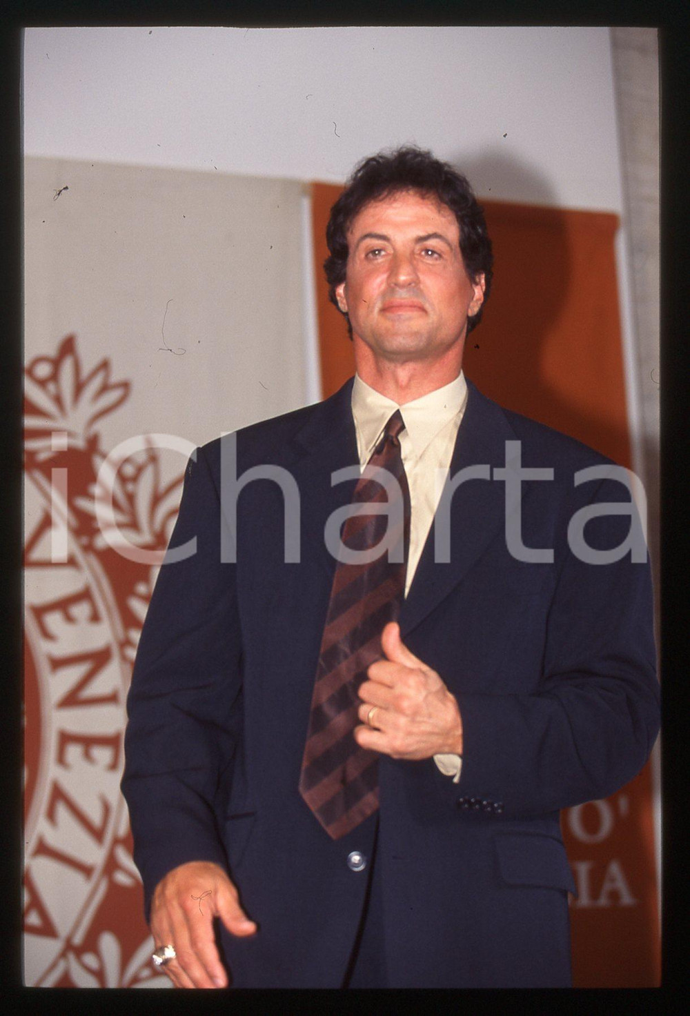 Sylvester STALLONE - FESTIVAL CINEMA VENEZIA 1997 35 mm vintage slide 38 Diapositiva d'epoca, in formato 35 mm.CONDIZIONI: GOODE' severamente vietata la riproduzione. Tutti i diritti sono riservati.Nella diapositiva ICharta mette in vendita, sul negozio eBay e in esclusiva sul sito "icharta" il proprio archivio composto da numerose diapositive e negativi fotografici d'epoca, tutti originali e autentici, che attraversano la storia del costume italiano tra gli la fine degli anni Sessanta e Novanta.Si tratta di uno sguardo inedito sull'attualit&agrave;, la politica, la vita quotidiana, il gossip e la cultura, che fotografa il cambiamento della nazione in quest'ultimo scorcio del XX secolo. Un'occasione unica per il mercato del collezionismo, che vede finalmente disponibile un archivio eccezionale per vastit&agrave;, tematiche e condizioni, in un settore (il negativo fotografico e la diapositiva) di assoluta novit&agrave; e dalle interessanti prospettive di investimento.  GOOD/buono   originale e autentica 1