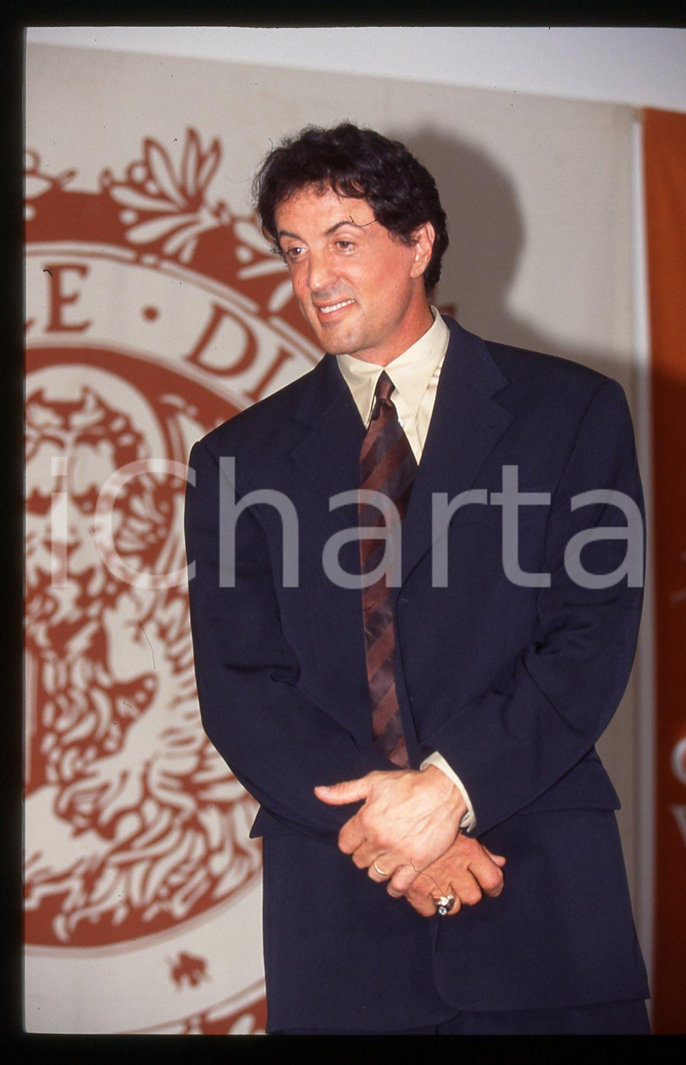 Sylvester STALLONE - FESTIVAL CINEMA VENEZIA 1997 35 mm vintage slide 39 Diapositiva d'epoca, in formato 35 mm.CONDIZIONI: GOODE' severamente vietata la riproduzione. Tutti i diritti sono riservati.Nella diapositiva ICharta mette in vendita, sul negozio eBay e in esclusiva sul sito "icharta" il proprio archivio composto da numerose diapositive e negativi fotografici d'epoca, tutti originali e autentici, che attraversano la storia del costume italiano tra gli la fine degli anni Sessanta e Novanta.Si tratta di uno sguardo inedito sull'attualit&agrave;, la politica, la vita quotidiana, il gossip e la cultura, che fotografa il cambiamento della nazione in quest'ultimo scorcio del XX secolo. Un'occasione unica per il mercato del collezionismo, che vede finalmente disponibile un archivio eccezionale per vastit&agrave;, tematiche e condizioni, in un settore (il negativo fotografico e la diapositiva) di assoluta novit&agrave; e dalle interessanti prospettive di investimento.  GOOD/buono   originale e autentica 1