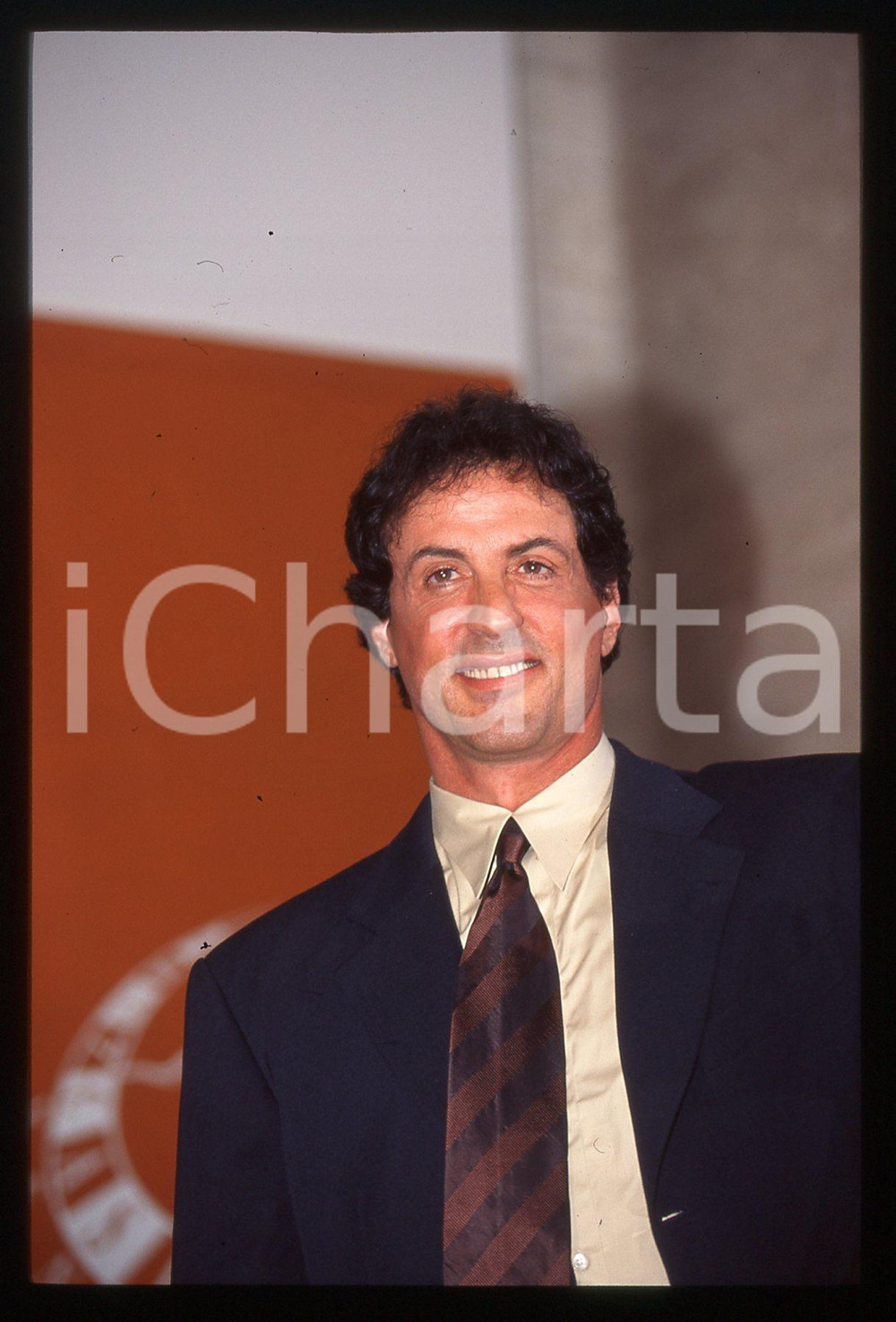 Sylvester STALLONE - FESTIVAL CINEMA VENEZIA 1997 35 mm vintage slide 40 Diapositiva d'epoca, in formato 35 mm.CONDIZIONI: GOODE' severamente vietata la riproduzione. Tutti i diritti sono riservati.Nella diapositiva ICharta mette in vendita, sul negozio eBay e in esclusiva sul sito "icharta" il proprio archivio composto da numerose diapositive e negativi fotografici d'epoca, tutti originali e autentici, che attraversano la storia del costume italiano tra gli la fine degli anni Sessanta e Novanta.Si tratta di uno sguardo inedito sull'attualit&agrave;, la politica, la vita quotidiana, il gossip e la cultura, che fotografa il cambiamento della nazione in quest'ultimo scorcio del XX secolo. Un'occasione unica per il mercato del collezionismo, che vede finalmente disponibile un archivio eccezionale per vastit&agrave;, tematiche e condizioni, in un settore (il negativo fotografico e la diapositiva) di assoluta novit&agrave; e dalle interessanti prospettive di investimento.  GOOD/buono   originale e autentica 1