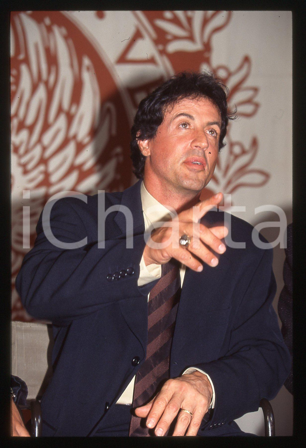 Sylvester STALLONE - FESTIVAL CINEMA VENEZIA 1997 35 mm vintage slide 42 Diapositiva d'epoca, in formato 35 mm.CONDIZIONI: GOODE' severamente vietata la riproduzione. Tutti i diritti sono riservati.Nella diapositiva ICharta mette in vendita, sul negozio eBay e in esclusiva sul sito "icharta" il proprio archivio composto da numerose diapositive e negativi fotografici d'epoca, tutti originali e autentici, che attraversano la storia del costume italiano tra gli la fine degli anni Sessanta e Novanta.Si tratta di uno sguardo inedito sull'attualit&agrave;, la politica, la vita quotidiana, il gossip e la cultura, che fotografa il cambiamento della nazione in quest'ultimo scorcio del XX secolo. Un'occasione unica per il mercato del collezionismo, che vede finalmente disponibile un archivio eccezionale per vastit&agrave;, tematiche e condizioni, in un settore (il negativo fotografico e la diapositiva) di assoluta novit&agrave; e dalle interessanti prospettive di investimento.  GOOD/buono   originale e autentica 1