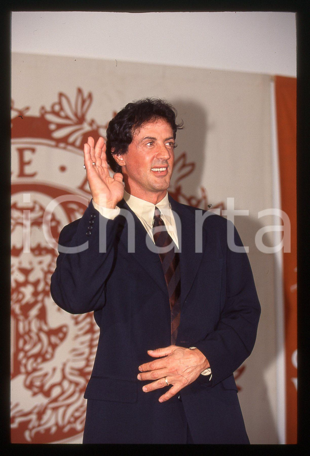 Sylvester STALLONE - FESTIVAL CINEMA VENEZIA 1997 35 mm vintage slide 43 Diapositiva d'epoca, in formato 35 mm.CONDIZIONI: GOODE' severamente vietata la riproduzione. Tutti i diritti sono riservati.Nella diapositiva ICharta mette in vendita, sul negozio eBay e in esclusiva sul sito "icharta" il proprio archivio composto da numerose diapositive e negativi fotografici d'epoca, tutti originali e autentici, che attraversano la storia del costume italiano tra gli la fine degli anni Sessanta e Novanta.Si tratta di uno sguardo inedito sull'attualit&agrave;, la politica, la vita quotidiana, il gossip e la cultura, che fotografa il cambiamento della nazione in quest'ultimo scorcio del XX secolo. Un'occasione unica per il mercato del collezionismo, che vede finalmente disponibile un archivio eccezionale per vastit&agrave;, tematiche e condizioni, in un settore (il negativo fotografico e la diapositiva) di assoluta novit&agrave; e dalle interessanti prospettive di investimento.  GOOD/buono   originale e autentica 1
