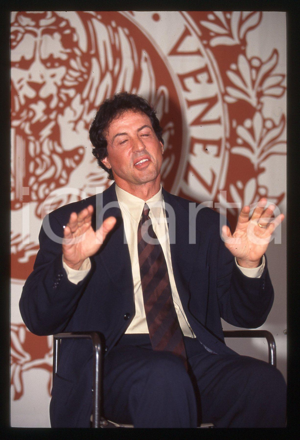 Sylvester STALLONE - FESTIVAL CINEMA VENEZIA 1997 35 mm vintage slide 46 Diapositiva d'epoca, in formato 35 mm.CONDIZIONI: GOODE' severamente vietata la riproduzione. Tutti i diritti sono riservati.Nella diapositiva ICharta mette in vendita, sul negozio eBay e in esclusiva sul sito "icharta" il proprio archivio composto da numerose diapositive e negativi fotografici d'epoca, tutti originali e autentici, che attraversano la storia del costume italiano tra gli la fine degli anni Sessanta e Novanta.Si tratta di uno sguardo inedito sull'attualit&agrave;, la politica, la vita quotidiana, il gossip e la cultura, che fotografa il cambiamento della nazione in quest'ultimo scorcio del XX secolo. Un'occasione unica per il mercato del collezionismo, che vede finalmente disponibile un archivio eccezionale per vastit&agrave;, tematiche e condizioni, in un settore (il negativo fotografico e la diapositiva) di assoluta novit&agrave; e dalle interessanti prospettive di investimento.  GOOD/buono   originale e autentica 1