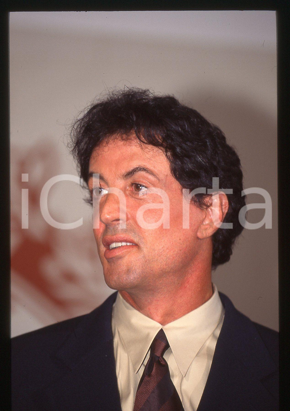 Sylvester STALLONE - FESTIVAL CINEMA VENEZIA 1997 35 mm vintage slide 45 Diapositiva d'epoca, in formato 35 mm.CONDIZIONI: GOODE' severamente vietata la riproduzione. Tutti i diritti sono riservati.Nella diapositiva ICharta mette in vendita, sul negozio eBay e in esclusiva sul sito "icharta" il proprio archivio composto da numerose diapositive e negativi fotografici d'epoca, tutti originali e autentici, che attraversano la storia del costume italiano tra gli la fine degli anni Sessanta e Novanta.Si tratta di uno sguardo inedito sull'attualit&agrave;, la politica, la vita quotidiana, il gossip e la cultura, che fotografa il cambiamento della nazione in quest'ultimo scorcio del XX secolo. Un'occasione unica per il mercato del collezionismo, che vede finalmente disponibile un archivio eccezionale per vastit&agrave;, tematiche e condizioni, in un settore (il negativo fotografico e la diapositiva) di assoluta novit&agrave; e dalle interessanti prospettive di investimento.  GOOD/buono   originale e autentica 1