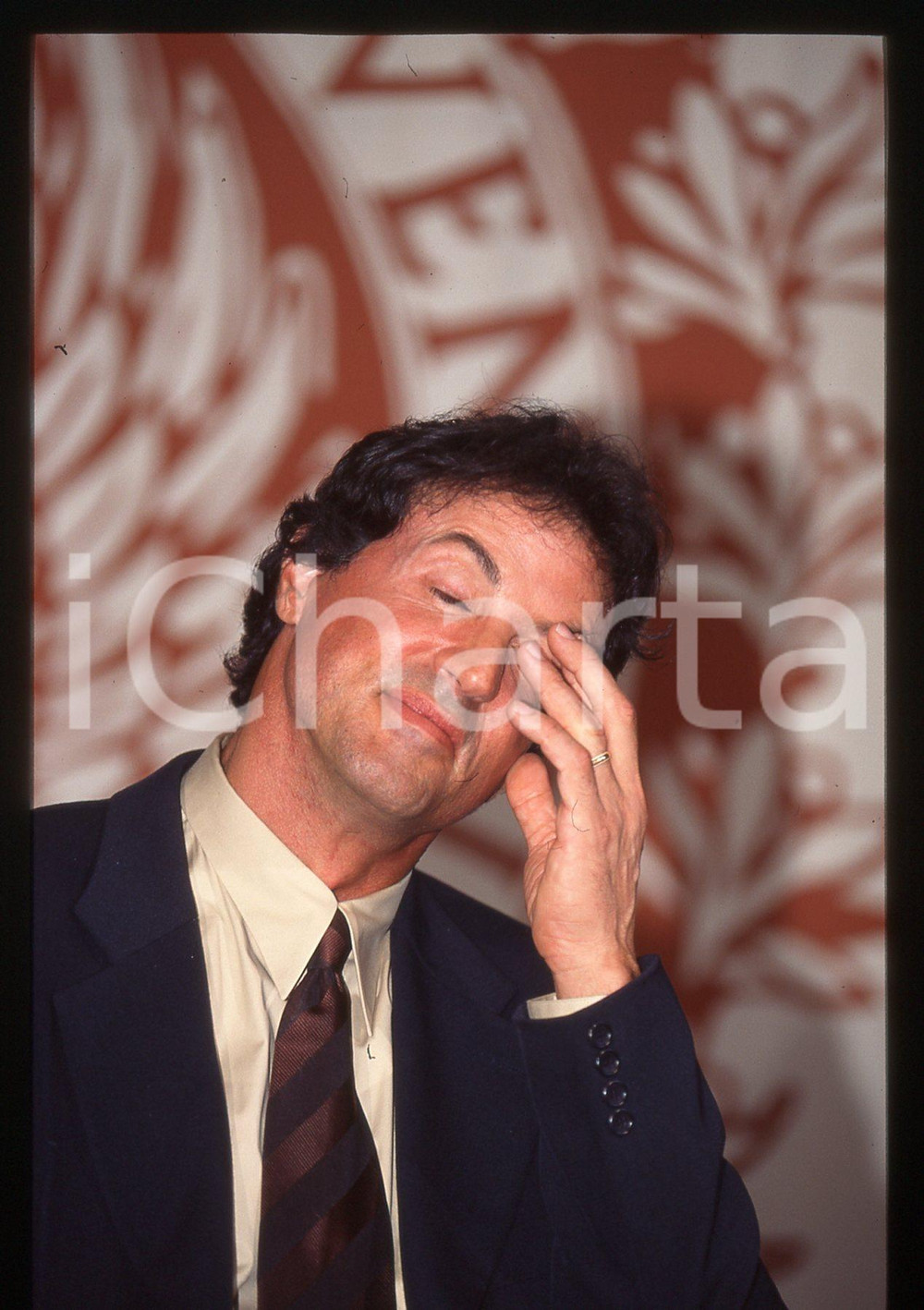 Sylvester STALLONE - FESTIVAL CINEMA VENEZIA 1997 35 mm vintage slide 47 Diapositiva d'epoca, in formato 35 mm.CONDIZIONI: GOODE' severamente vietata la riproduzione. Tutti i diritti sono riservati.Nella diapositiva ICharta mette in vendita, sul negozio eBay e in esclusiva sul sito "icharta" il proprio archivio composto da numerose diapositive e negativi fotografici d'epoca, tutti originali e autentici, che attraversano la storia del costume italiano tra gli la fine degli anni Sessanta e Novanta.Si tratta di uno sguardo inedito sull'attualit&agrave;, la politica, la vita quotidiana, il gossip e la cultura, che fotografa il cambiamento della nazione in quest'ultimo scorcio del XX secolo. Un'occasione unica per il mercato del collezionismo, che vede finalmente disponibile un archivio eccezionale per vastit&agrave;, tematiche e condizioni, in un settore (il negativo fotografico e la diapositiva) di assoluta novit&agrave; e dalle interessanti prospettive di investimento.  GOOD/buono   originale e autentica 1