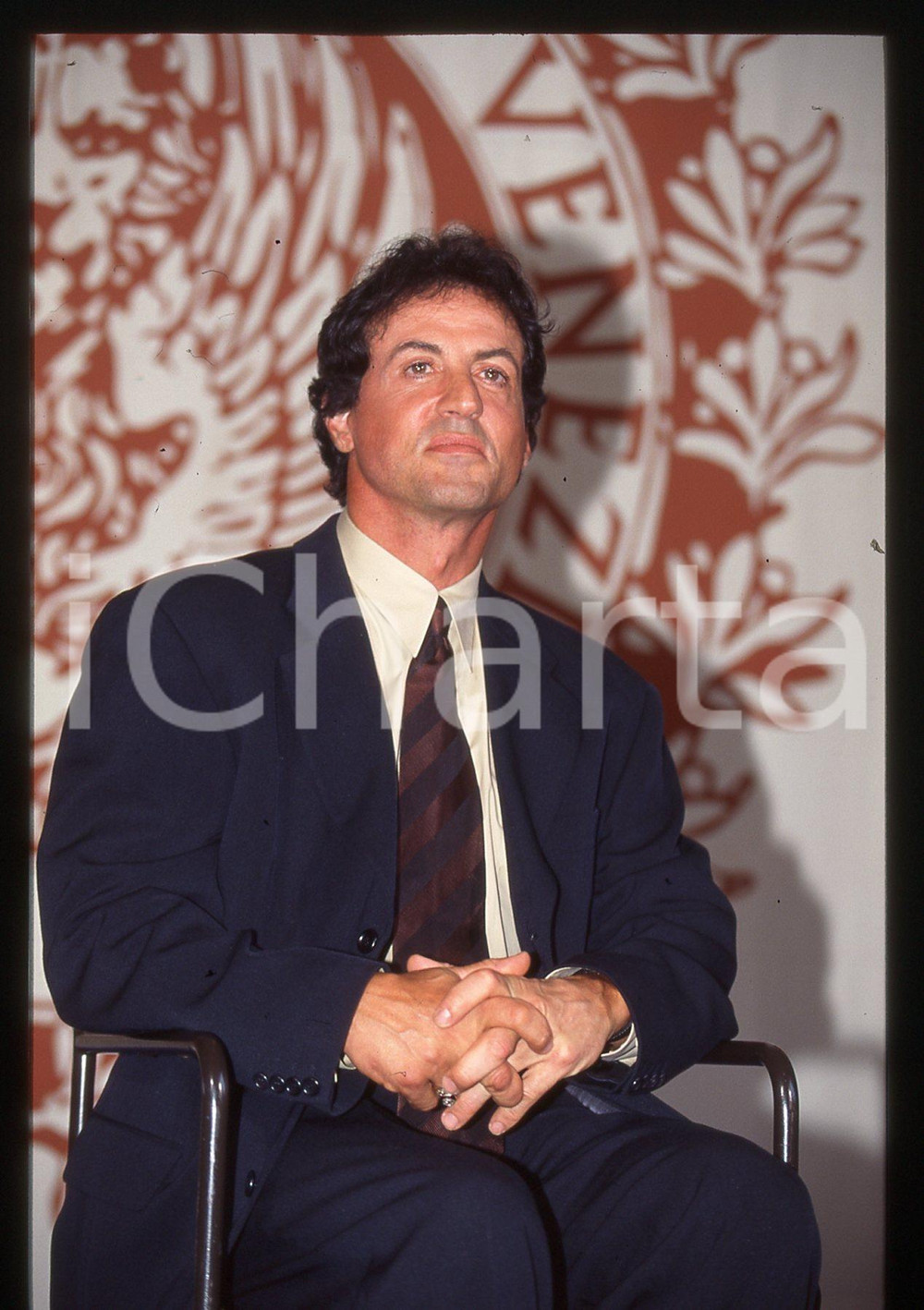 Sylvester STALLONE - FESTIVAL CINEMA VENEZIA 1997 35 mm vintage slide 48 Diapositiva d'epoca, in formato 35 mm.CONDIZIONI: GOODE' severamente vietata la riproduzione. Tutti i diritti sono riservati.Nella diapositiva ICharta mette in vendita, sul negozio eBay e in esclusiva sul sito "icharta" il proprio archivio composto da numerose diapositive e negativi fotografici d'epoca, tutti originali e autentici, che attraversano la storia del costume italiano tra gli la fine degli anni Sessanta e Novanta.Si tratta di uno sguardo inedito sull'attualit&agrave;, la politica, la vita quotidiana, il gossip e la cultura, che fotografa il cambiamento della nazione in quest'ultimo scorcio del XX secolo. Un'occasione unica per il mercato del collezionismo, che vede finalmente disponibile un archivio eccezionale per vastit&agrave;, tematiche e condizioni, in un settore (il negativo fotografico e la diapositiva) di assoluta novit&agrave; e dalle interessanti prospettive di investimento.  GOOD/buono   originale e autentica 1