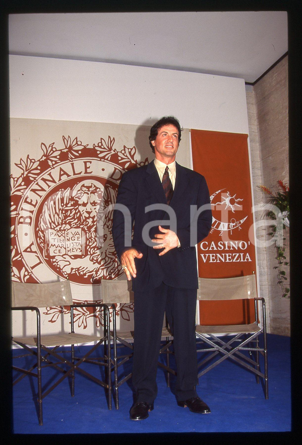 Sylvester STALLONE - FESTIVAL CINEMA VENEZIA 1997 35 mm vintage slide 49 Diapositiva d'epoca, in formato 35 mm.CONDIZIONI: GOODE' severamente vietata la riproduzione. Tutti i diritti sono riservati.Nella diapositiva ICharta mette in vendita, sul negozio eBay e in esclusiva sul sito "icharta" il proprio archivio composto da numerose diapositive e negativi fotografici d'epoca, tutti originali e autentici, che attraversano la storia del costume italiano tra gli la fine degli anni Sessanta e Novanta.Si tratta di uno sguardo inedito sull'attualit&agrave;, la politica, la vita quotidiana, il gossip e la cultura, che fotografa il cambiamento della nazione in quest'ultimo scorcio del XX secolo. Un'occasione unica per il mercato del collezionismo, che vede finalmente disponibile un archivio eccezionale per vastit&agrave;, tematiche e condizioni, in un settore (il negativo fotografico e la diapositiva) di assoluta novit&agrave; e dalle interessanti prospettive di investimento.  GOOD/buono   originale e autentica 1