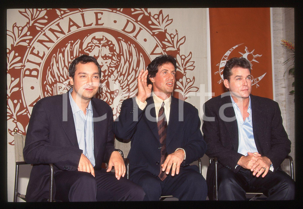 Sylvester STALLONE James MANGOLD Ray LIOTTA VENEZIA 1997 35 mm vintage slide 3 Diapositiva d'epoca, in formato 35 mm.CONDIZIONI: GOODE' severamente vietata la riproduzione. Tutti i diritti sono riservati.Nella diapositiva ICharta mette in vendita, sul negozio eBay e in esclusiva sul sito "icharta" il proprio archivio composto da numerose diapositive e negativi fotografici d'epoca, tutti originali e autentici, che attraversano la storia del costume italiano tra gli la fine degli anni Sessanta e Novanta.Si tratta di uno sguardo inedito sull'attualit&agrave;, la politica, la vita quotidiana, il gossip e la cultura, che fotografa il cambiamento della nazione in quest'ultimo scorcio del XX secolo. Un'occasione unica per il mercato del collezionismo, che vede finalmente disponibile un archivio eccezionale per vastit&agrave;, tematiche e condizioni, in un settore (il negativo fotografico e la diapositiva) di assoluta novit&agrave; e dalle interessanti prospettive di investimento.  GOOD/buono   originale e autentica 1