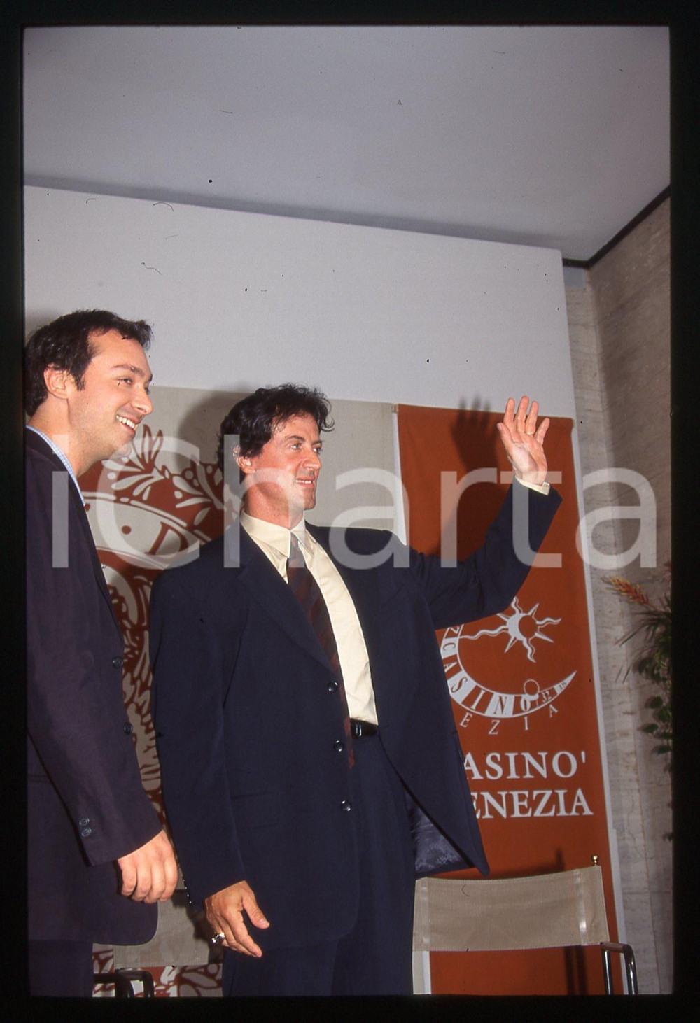 Sylvester STALLONE e James MANGOLD FESTIVAL CINEMA VENEZIA 35 mm vintage slide Diapositiva d'epoca, in formato 35 mm.CONDIZIONI: GOODE' severamente vietata la riproduzione. Tutti i diritti sono riservati.Nella diapositiva ICharta mette in vendita, sul negozio eBay e in esclusiva sul sito "icharta" il proprio archivio composto da numerose diapositive e negativi fotografici d'epoca, tutti originali e autentici, che attraversano la storia del costume italiano tra gli la fine degli anni Sessanta e Novanta.Si tratta di uno sguardo inedito sull'attualit&agrave;, la politica, la vita quotidiana, il gossip e la cultura, che fotografa il cambiamento della nazione in quest'ultimo scorcio del XX secolo. Un'occasione unica per il mercato del collezionismo, che vede finalmente disponibile un archivio eccezionale per vastit&agrave;, tematiche e condizioni, in un settore (il negativo fotografico e la diapositiva) di assoluta novit&agrave; e dalle interessanti prospettive di investimento.  GOOD/buono   originale e autentica 1