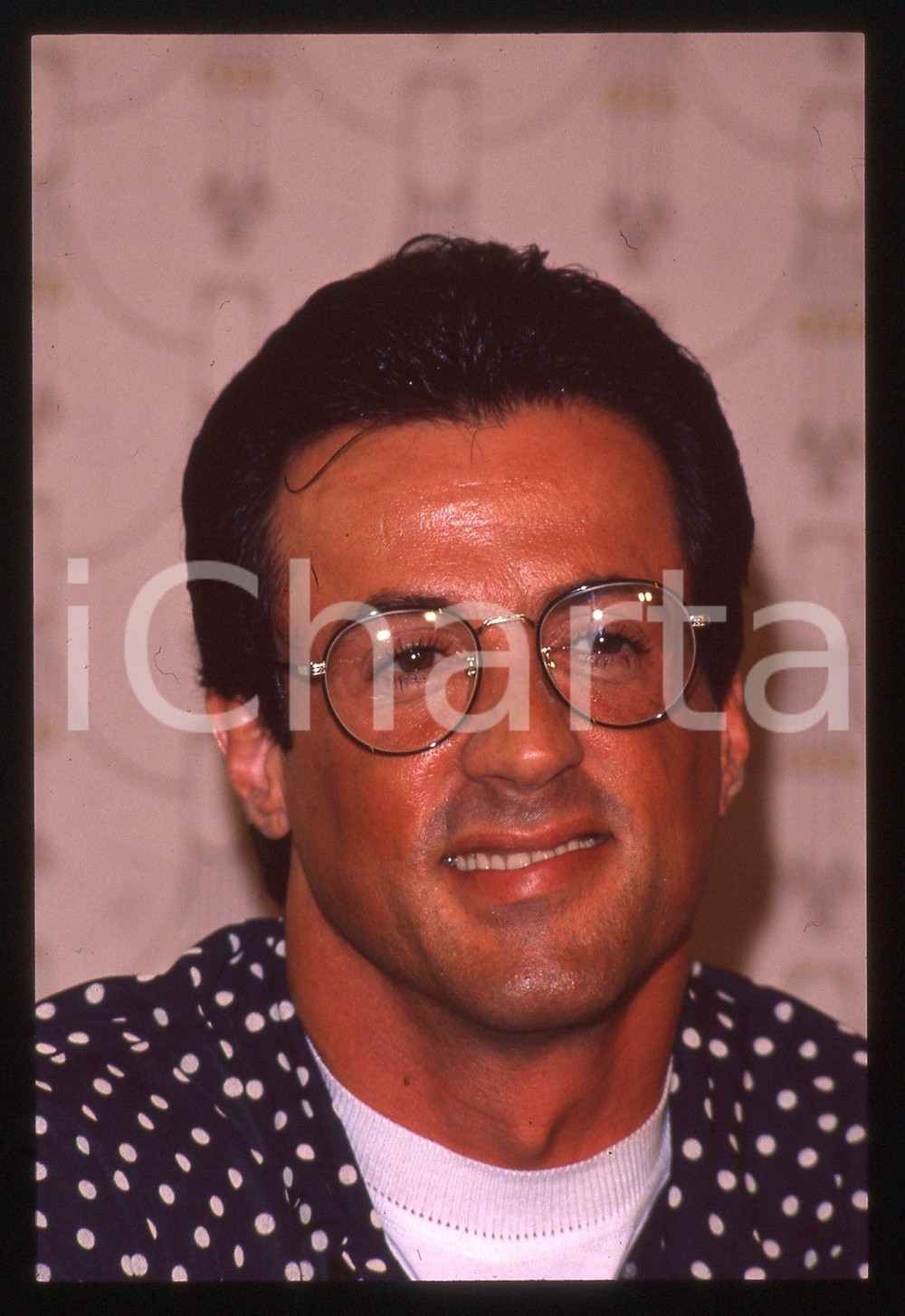 Sylvester STALLONE - CINEMA 1995 ca 35 mm vintage slide 24 Diapositiva d'epoca, in formato 35 mm.CONDIZIONI: GOODE' severamente vietata la riproduzione. Tutti i diritti sono riservati.Nella diapositiva ICharta mette in vendita, sul negozio eBay e in esclusiva sul sito "icharta" il proprio archivio composto da numerose diapositive e negativi fotografici d'epoca, tutti originali e autentici, che attraversano la storia del costume italiano tra gli la fine degli anni Sessanta e Novanta.Si tratta di uno sguardo inedito sull'attualità , la politica, la vita quotidiana, il gossip e la cultura, che fotografa il cambiamento della nazione in quest'ultimo scorcio del XX secolo. Un'occasione unica per il mercato del collezionismo, che vede finalmente disponibile un archivio eccezionale per vastità , tematiche e condizioni, in un settore (il negativo fotografico e la diapositiva) di assoluta novità  e dalle interessanti prospettive di investimento.  GOOD/buono   originale e autentica 1