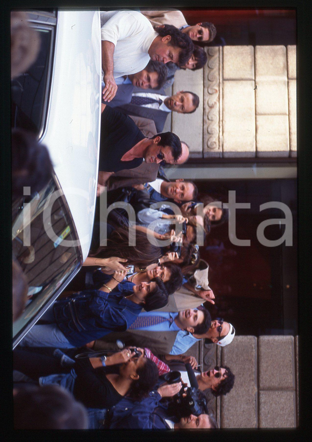 Sylvester STALLONE ed Andrea WIESER - MILANO 1994 35 mm vintage slide Diapositiva d'epoca, in formato 35 mm.CONDIZIONI: GOODE' severamente vietata la riproduzione. Tutti i diritti sono riservati.Nella diapositiva ICharta mette in vendita, sul negozio eBay e in esclusiva sul sito "icharta" il proprio archivio composto da numerose diapositive e negativi fotografici d'epoca, tutti originali e autentici, che attraversano la storia del costume italiano tra gli la fine degli anni Sessanta e Novanta.Si tratta di uno sguardo inedito sull'attualità , la politica, la vita quotidiana, il gossip e la cultura, che fotografa il cambiamento della nazione in quest'ultimo scorcio del XX secolo. Un'occasione unica per il mercato del collezionismo, che vede finalmente disponibile un archivio eccezionale per vastità , tematiche e condizioni, in un settore (il negativo fotografico e la diapositiva) di assoluta novità  e dalle interessanti prospettive di investimento.  GOOD/buono   originale e autentica 1