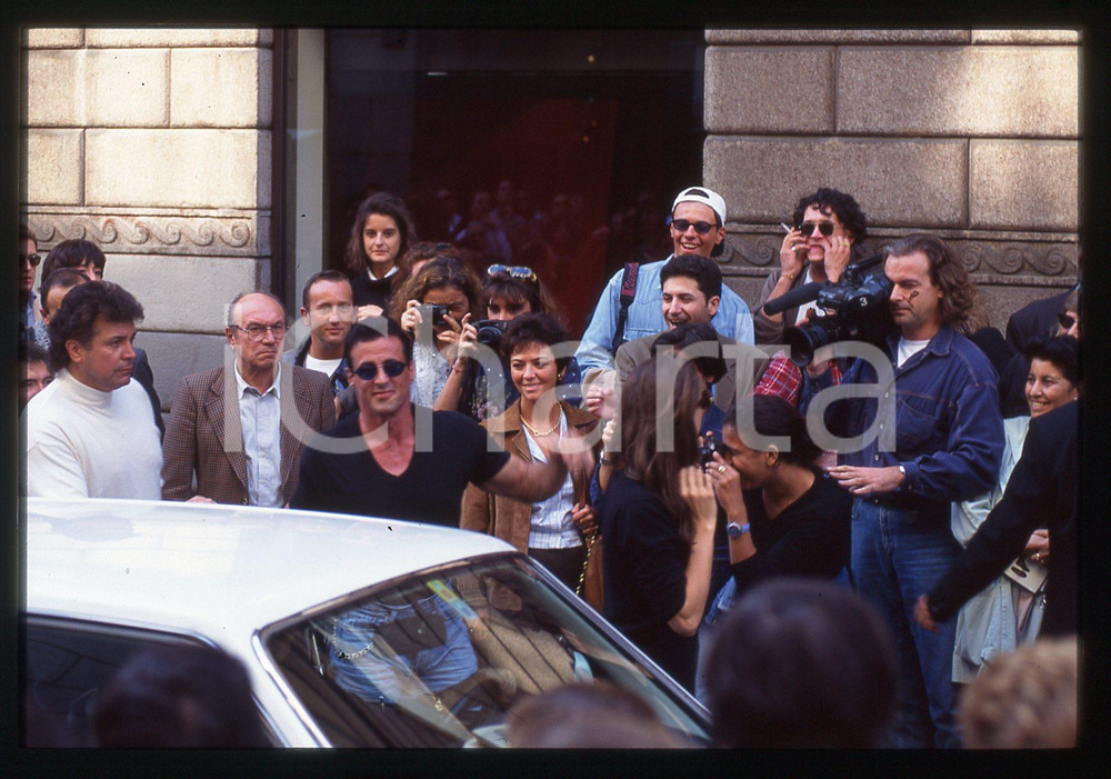 Sylvester STALLONE ed Andrea WIESER - MILANO 1994 35 mm vintage slide 2 Diapositiva d'epoca, in formato 35 mm.CONDIZIONI: GOODE' severamente vietata la riproduzione. Tutti i diritti sono riservati.Nella diapositiva ICharta mette in vendita, sul negozio eBay e in esclusiva sul sito "icharta" il proprio archivio composto da numerose diapositive e negativi fotografici d'epoca, tutti originali e autentici, che attraversano la storia del costume italiano tra gli la fine degli anni Sessanta e Novanta.Si tratta di uno sguardo inedito sull'attualità , la politica, la vita quotidiana, il gossip e la cultura, che fotografa il cambiamento della nazione in quest'ultimo scorcio del XX secolo. Un'occasione unica per il mercato del collezionismo, che vede finalmente disponibile un archivio eccezionale per vastità , tematiche e condizioni, in un settore (il negativo fotografico e la diapositiva) di assoluta novità  e dalle interessanti prospettive di investimento.  GOOD/buono   originale e autentica 1