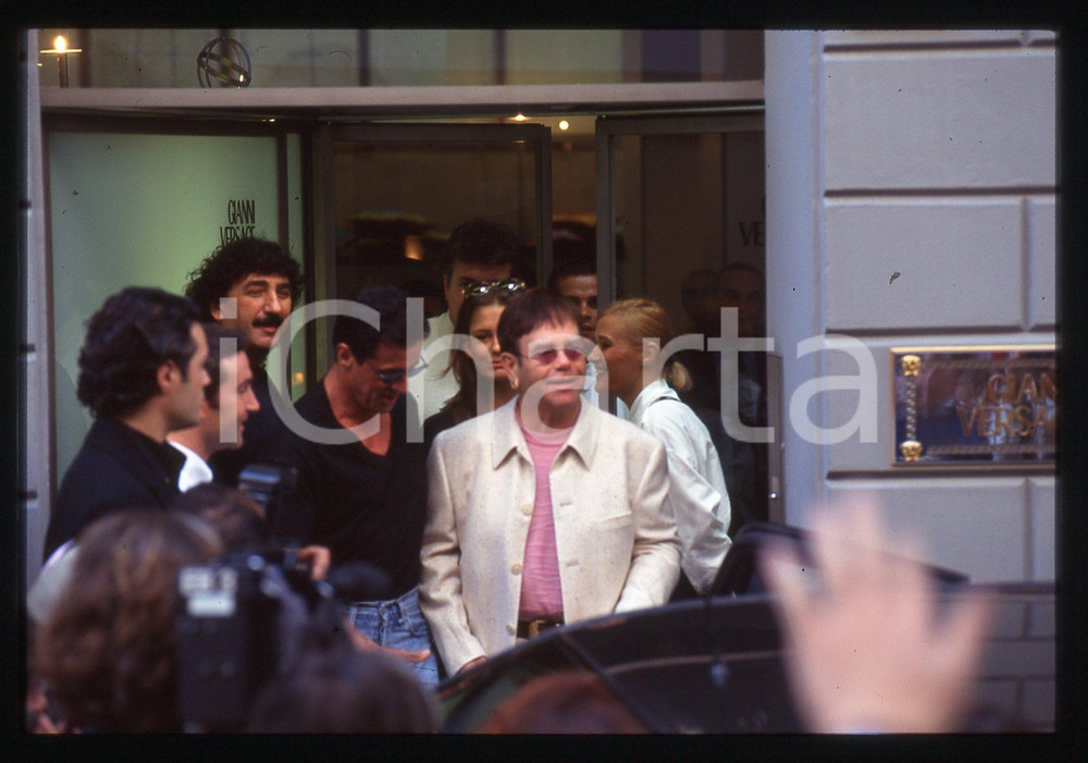 Sylvester STALLONE Elton JOHN Andrea WIESER - MILANO 1994 35 mm vintage slide 3 Diapositiva d'epoca, in formato 35 mm.CONDIZIONI: GOODE' severamente vietata la riproduzione. Tutti i diritti sono riservati.Nella diapositiva ICharta mette in vendita, sul negozio eBay e in esclusiva sul sito "icharta" il proprio archivio composto da numerose diapositive e negativi fotografici d'epoca, tutti originali e autentici, che attraversano la storia del costume italiano tra gli la fine degli anni Sessanta e Novanta.Si tratta di uno sguardo inedito sull'attualità , la politica, la vita quotidiana, il gossip e la cultura, che fotografa il cambiamento della nazione in quest'ultimo scorcio del XX secolo. Un'occasione unica per il mercato del collezionismo, che vede finalmente disponibile un archivio eccezionale per vastità , tematiche e condizioni, in un settore (il negativo fotografico e la diapositiva) di assoluta novità  e dalle interessanti prospettive di investimento.  GOOD/buono   originale e autentica 1