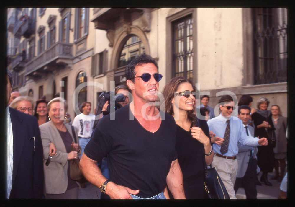 Sylvester STALLONE ed Andrea WIESER - MILANO 1994 35 mm vintage slide 5 Diapositiva d'epoca, in formato 35 mm.CONDIZIONI: GOODE' severamente vietata la riproduzione. Tutti i diritti sono riservati.Nella diapositiva ICharta mette in vendita, sul negozio eBay e in esclusiva sul sito "icharta" il proprio archivio composto da numerose diapositive e negativi fotografici d'epoca, tutti originali e autentici, che attraversano la storia del costume italiano tra gli la fine degli anni Sessanta e Novanta.Si tratta di uno sguardo inedito sull'attualità , la politica, la vita quotidiana, il gossip e la cultura, che fotografa il cambiamento della nazione in quest'ultimo scorcio del XX secolo. Un'occasione unica per il mercato del collezionismo, che vede finalmente disponibile un archivio eccezionale per vastità , tematiche e condizioni, in un settore (il negativo fotografico e la diapositiva) di assoluta novità  e dalle interessanti prospettive di investimento.  GOOD/buono   originale e autentica 1