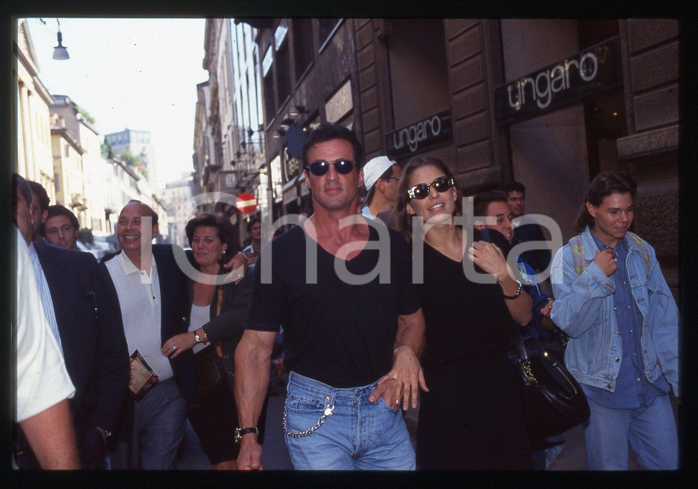 Sylvester STALLONE ed Andrea WIESER - MILANO 1994 35 mm vintage slide 6 Diapositiva d'epoca, in formato 35 mm.CONDIZIONI: GOODE' severamente vietata la riproduzione. Tutti i diritti sono riservati.Nella diapositiva ICharta mette in vendita, sul negozio eBay e in esclusiva sul sito "icharta" il proprio archivio composto da numerose diapositive e negativi fotografici d'epoca, tutti originali e autentici, che attraversano la storia del costume italiano tra gli la fine degli anni Sessanta e Novanta.Si tratta di uno sguardo inedito sull'attualità , la politica, la vita quotidiana, il gossip e la cultura, che fotografa il cambiamento della nazione in quest'ultimo scorcio del XX secolo. Un'occasione unica per il mercato del collezionismo, che vede finalmente disponibile un archivio eccezionale per vastità , tematiche e condizioni, in un settore (il negativo fotografico e la diapositiva) di assoluta novità  e dalle interessanti prospettive di investimento.  GOOD/buono   originale e autentica 1
