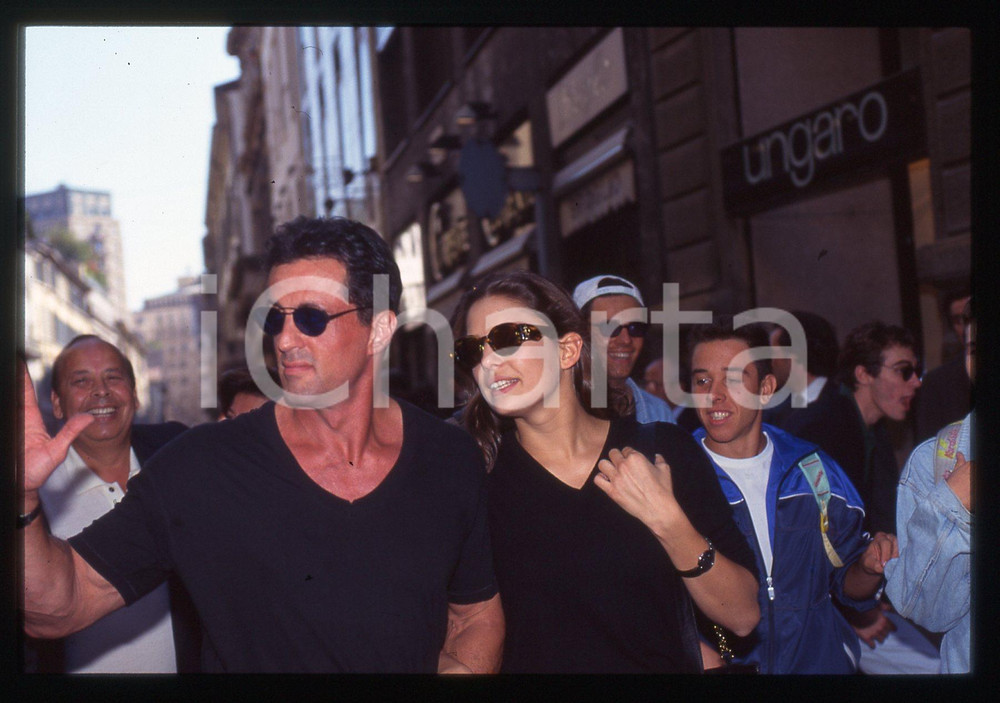 Sylvester STALLONE ed Andrea WIESER - MILANO 1994 35 mm vintage slide 8 Diapositiva d'epoca, in formato 35 mm.CONDIZIONI: GOODE' severamente vietata la riproduzione. Tutti i diritti sono riservati.Nella diapositiva ICharta mette in vendita, sul negozio eBay e in esclusiva sul sito "icharta" il proprio archivio composto da numerose diapositive e negativi fotografici d'epoca, tutti originali e autentici, che attraversano la storia del costume italiano tra gli la fine degli anni Sessanta e Novanta.Si tratta di uno sguardo inedito sull'attualità , la politica, la vita quotidiana, il gossip e la cultura, che fotografa il cambiamento della nazione in quest'ultimo scorcio del XX secolo. Un'occasione unica per il mercato del collezionismo, che vede finalmente disponibile un archivio eccezionale per vastità , tematiche e condizioni, in un settore (il negativo fotografico e la diapositiva) di assoluta novità  e dalle interessanti prospettive di investimento.  GOOD/buono   originale e autentica 1