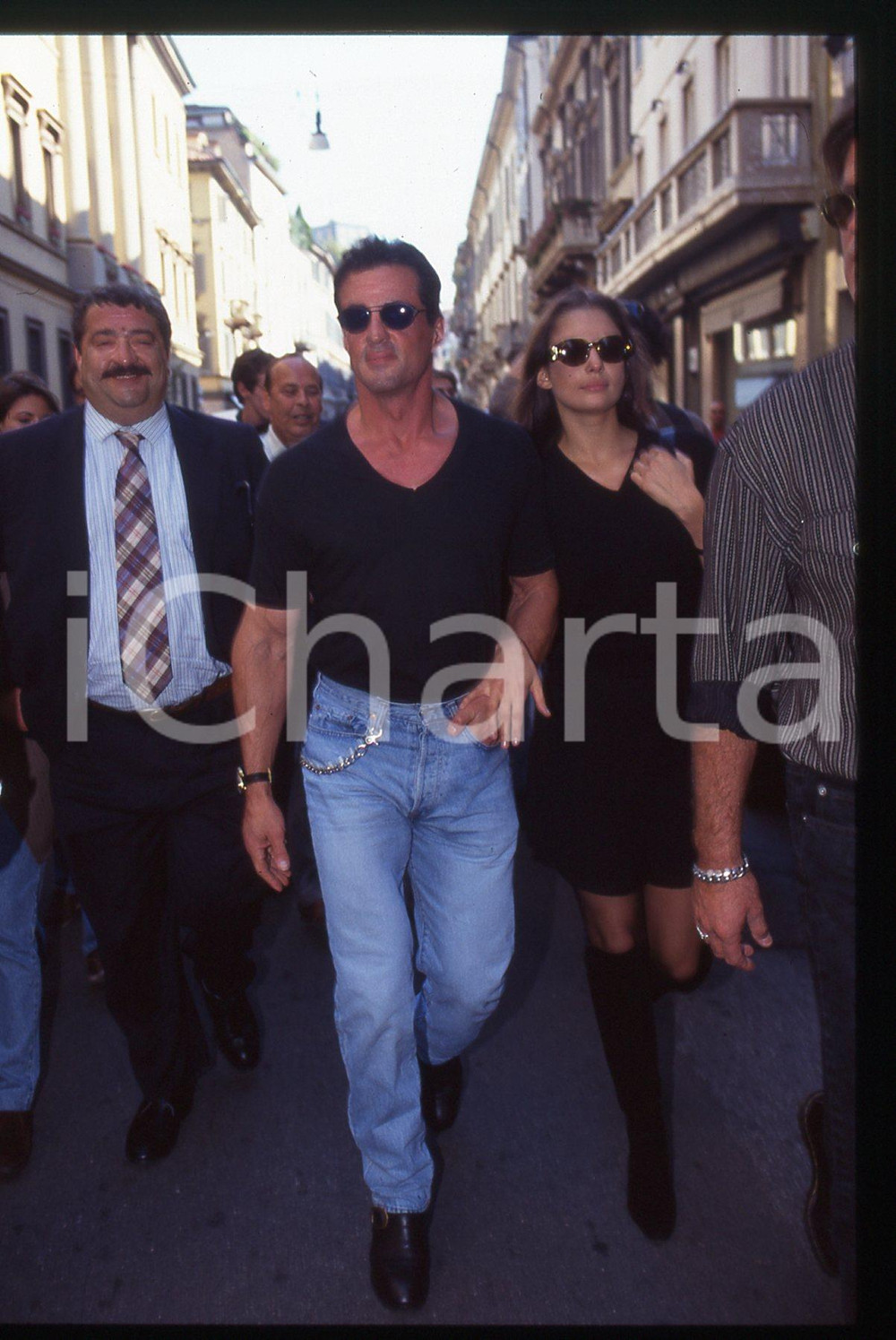 Sylvester STALLONE ed Andrea WIESER - MILANO 1994 35 mm vintage slide 9 Diapositiva d'epoca, in formato 35 mm.CONDIZIONI: GOODE' severamente vietata la riproduzione. Tutti i diritti sono riservati.Nella diapositiva ICharta mette in vendita, sul negozio eBay e in esclusiva sul sito "icharta" il proprio archivio composto da numerose diapositive e negativi fotografici d'epoca, tutti originali e autentici, che attraversano la storia del costume italiano tra gli la fine degli anni Sessanta e Novanta.Si tratta di uno sguardo inedito sull'attualità , la politica, la vita quotidiana, il gossip e la cultura, che fotografa il cambiamento della nazione in quest'ultimo scorcio del XX secolo. Un'occasione unica per il mercato del collezionismo, che vede finalmente disponibile un archivio eccezionale per vastità , tematiche e condizioni, in un settore (il negativo fotografico e la diapositiva) di assoluta novità  e dalle interessanti prospettive di investimento.  GOOD/buono   originale e autentica 1