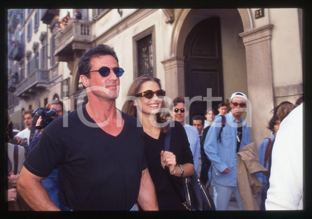 Sylvester STALLONE ed Andrea WIESER - MILANO 1994 35 mm vintage slide 11 Diapositiva d'epoca, in formato 35 mm.CONDIZIONI: GOODE' severamente vietata la riproduzione. Tutti i diritti sono riservati.Nella diapositiva ICharta mette in vendita, sul negozio eBay e in esclusiva sul sito "icharta" il proprio archivio composto da numerose diapositive e negativi fotografici d'epoca, tutti originali e autentici, che attraversano la storia del costume italiano tra gli la fine degli anni Sessanta e Novanta.Si tratta di uno sguardo inedito sull'attualità , la politica, la vita quotidiana, il gossip e la cultura, che fotografa il cambiamento della nazione in quest'ultimo scorcio del XX secolo. Un'occasione unica per il mercato del collezionismo, che vede finalmente disponibile un archivio eccezionale per vastità , tematiche e condizioni, in un settore (il negativo fotografico e la diapositiva) di assoluta novità  e dalle interessanti prospettive di investimento.  GOOD/buono   originale e autentica 1