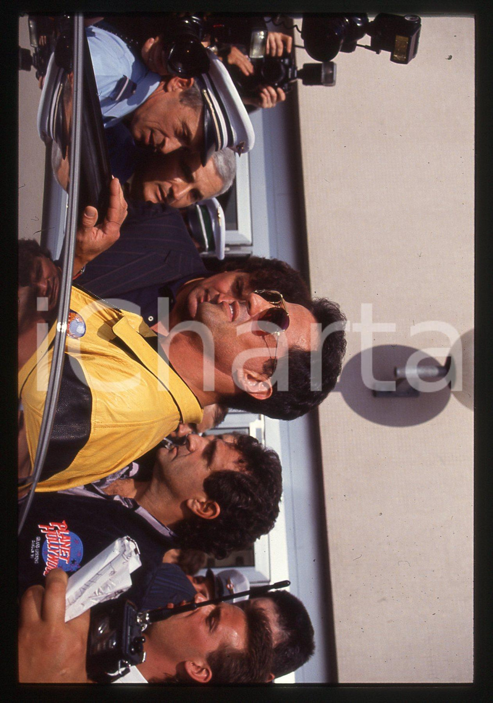 Sylvester STALLONE - PLANET HOLLYWOOD LONDON 1993 35 mm vintage slide 19 Diapositiva d'epoca, in formato 35 mm.CONDIZIONI: GOODE' severamente vietata la riproduzione. Tutti i diritti sono riservati.Nella diapositiva ICharta mette in vendita, sul negozio eBay e in esclusiva sul sito "icharta" il proprio archivio composto da numerose diapositive e negativi fotografici d'epoca, tutti originali e autentici, che attraversano la storia del costume italiano tra gli la fine degli anni Sessanta e Novanta.Si tratta di uno sguardo inedito sull'attualit&agrave;, la politica, la vita quotidiana, il gossip e la cultura, che fotografa il cambiamento della nazione in quest'ultimo scorcio del XX secolo. Un'occasione unica per il mercato del collezionismo, che vede finalmente disponibile un archivio eccezionale per vastit&agrave;, tematiche e condizioni, in un settore (il negativo fotografico e la diapositiva) di assoluta novit&agrave; e dalle interessanti prospettive di investimento.  GOOD/buono   originale e autentica 1