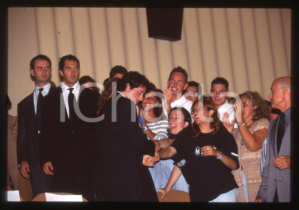 Sylvester STALLONE - FESTIVAL CINEMA VENEZIA 1997 35 mm vintage slide 50 Diapositiva d'epoca, in formato 35 mm.CONDIZIONI: GOODE' severamente vietata la riproduzione. Tutti i diritti sono riservati.Nella diapositiva ICharta mette in vendita, sul negozio eBay e in esclusiva sul sito "icharta" il proprio archivio composto da numerose diapositive e negativi fotografici d'epoca, tutti originali e autentici, che attraversano la storia del costume italiano tra gli la fine degli anni Sessanta e Novanta.Si tratta di uno sguardo inedito sull'attualit&agrave;, la politica, la vita quotidiana, il gossip e la cultura, che fotografa il cambiamento della nazione in quest'ultimo scorcio del XX secolo. Un'occasione unica per il mercato del collezionismo, che vede finalmente disponibile un archivio eccezionale per vastit&agrave;, tematiche e condizioni, in un settore (il negativo fotografico e la diapositiva) di assoluta novit&agrave; e dalle interessanti prospettive di investimento.  GOOD/buono   originale e autentica 1