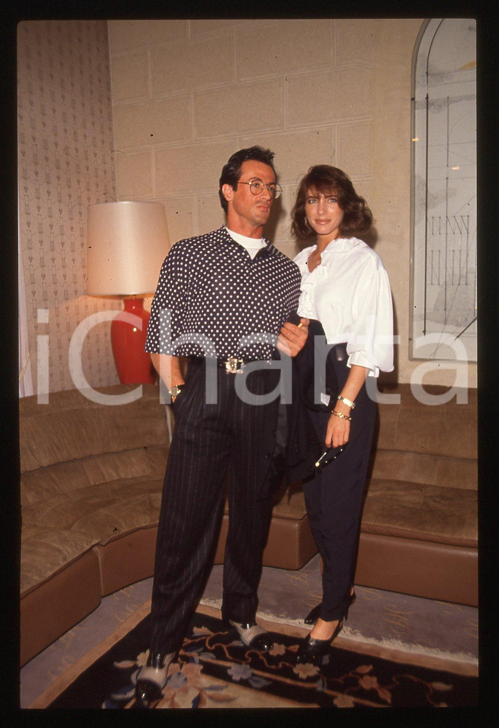 Sylvester STALLONE e Jennifer FLAVIN - COSTUME 1995 ca 35 mm vintage slide 12 Diapositiva d'epoca, in formato 35 mm.CONDIZIONI: GOODE' severamente vietata la riproduzione. Tutti i diritti sono riservati.Nella diapositiva ICharta mette in vendita, sul negozio eBay e in esclusiva sul sito "icharta" il proprio archivio composto da numerose diapositive e negativi fotografici d'epoca, tutti originali e autentici, che attraversano la storia del costume italiano tra gli la fine degli anni Sessanta e Novanta.Si tratta di uno sguardo inedito sull'attualità , la politica, la vita quotidiana, il gossip e la cultura, che fotografa il cambiamento della nazione in quest'ultimo scorcio del XX secolo. Un'occasione unica per il mercato del collezionismo, che vede finalmente disponibile un archivio eccezionale per vastità , tematiche e condizioni, in un settore (il negativo fotografico e la diapositiva) di assoluta novità  e dalle interessanti prospettive di investimento.  GOOD/buono   originale e autentica 1