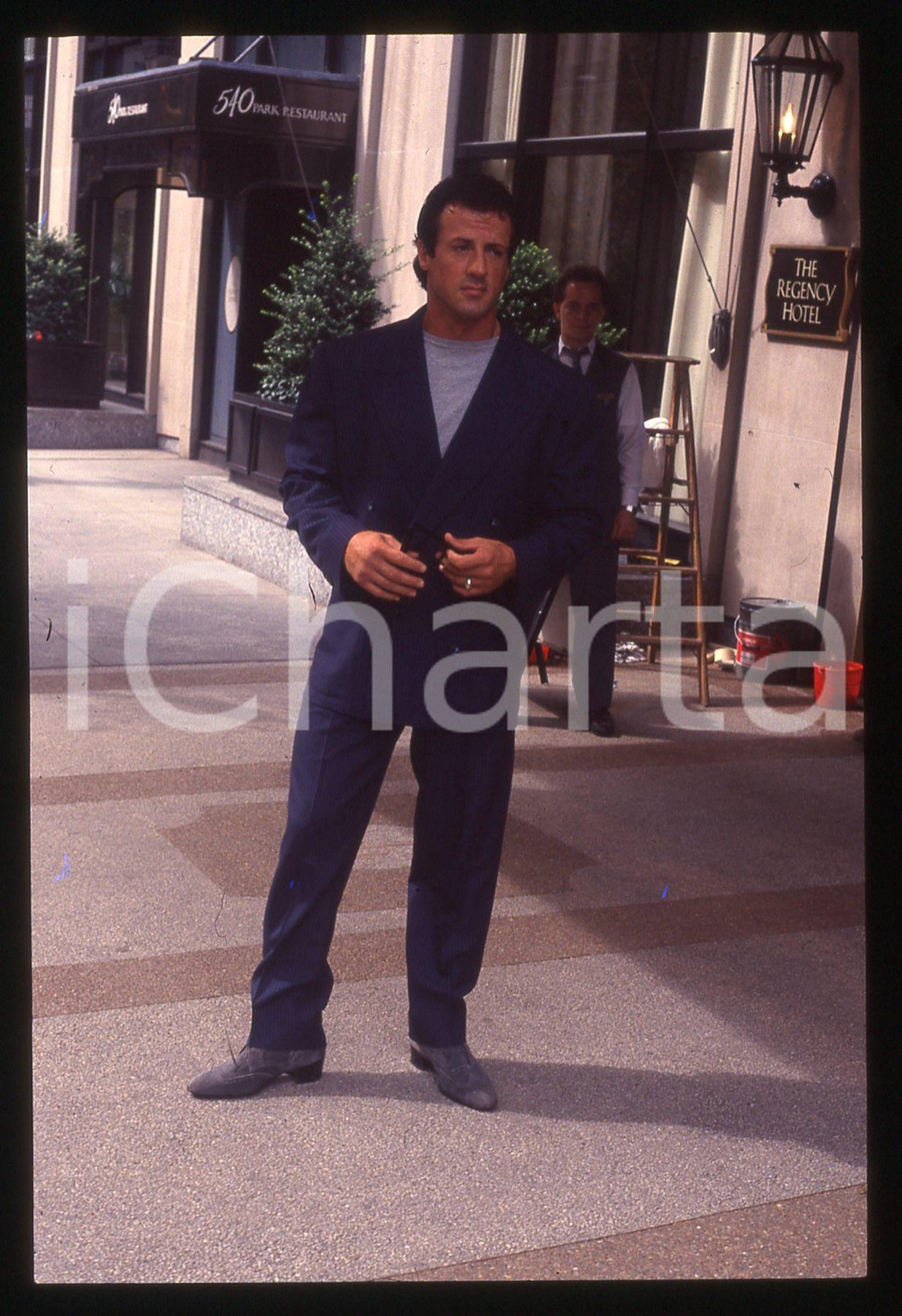 Sylvester STALLONE - CINEMA 1995 ca 35 mm vintage slide 25 Diapositiva d'epoca, in formato 35 mm.CONDIZIONI: GOODE' severamente vietata la riproduzione. Tutti i diritti sono riservati.Nella diapositiva ICharta mette in vendita, sul negozio eBay e in esclusiva sul sito "icharta" il proprio archivio composto da numerose diapositive e negativi fotografici d'epoca, tutti originali e autentici, che attraversano la storia del costume italiano tra gli la fine degli anni Sessanta e Novanta.Si tratta di uno sguardo inedito sull'attualità , la politica, la vita quotidiana, il gossip e la cultura, che fotografa il cambiamento della nazione in quest'ultimo scorcio del XX secolo. Un'occasione unica per il mercato del collezionismo, che vede finalmente disponibile un archivio eccezionale per vastità , tematiche e condizioni, in un settore (il negativo fotografico e la diapositiva) di assoluta novità  e dalle interessanti prospettive di investimento.  GOOD/buono   originale e autentica 1