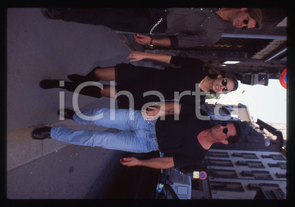 Sylvester STALLONE ed Andrea WIESER - MILANO 1994 35 mm vintage slide 15 Diapositiva d'epoca, in formato 35 mm.CONDIZIONI: GOODE' severamente vietata la riproduzione. Tutti i diritti sono riservati.Nella diapositiva ICharta mette in vendita, sul negozio eBay e in esclusiva sul sito "icharta" il proprio archivio composto da numerose diapositive e negativi fotografici d'epoca, tutti originali e autentici, che attraversano la storia del costume italiano tra gli la fine degli anni Sessanta e Novanta.Si tratta di uno sguardo inedito sull'attualità, la politica, la vita quotidiana, il gossip e la cultura, che fotografa il cambiamento della nazione in quest'ultimo scorcio del XX secolo. Un'occasione unica per il mercato del collezionismo, che vede finalmente disponibile un archivio eccezionale per vastità, tematiche e condizioni, in un settore (il negativo fotografico e la diapositiva) di assoluta novità e dalle interessanti prospettive di investimento.  GOOD/buono   originale e autentica 1