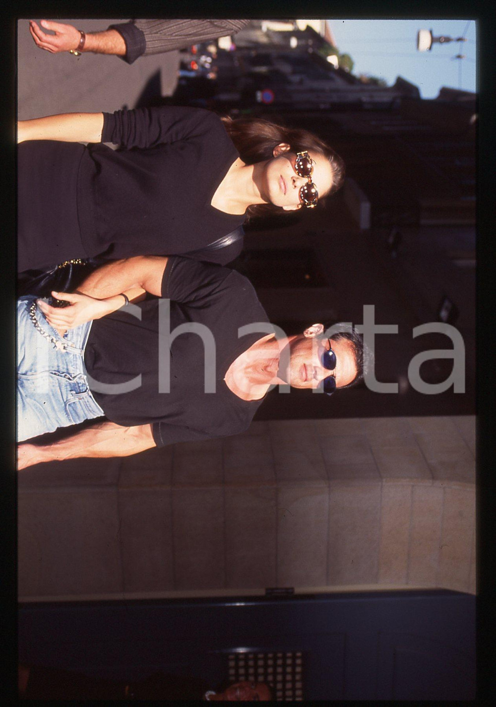 Sylvester STALLONE ed Andrea WIESER - MILANO 1994 35 mm vintage slide 16 Diapositiva d'epoca, in formato 35 mm.CONDIZIONI: GOODE' severamente vietata la riproduzione. Tutti i diritti sono riservati.Nella diapositiva ICharta mette in vendita, sul negozio eBay e in esclusiva sul sito "icharta" il proprio archivio composto da numerose diapositive e negativi fotografici d'epoca, tutti originali e autentici, che attraversano la storia del costume italiano tra gli la fine degli anni Sessanta e Novanta.Si tratta di uno sguardo inedito sull'attualità, la politica, la vita quotidiana, il gossip e la cultura, che fotografa il cambiamento della nazione in quest'ultimo scorcio del XX secolo. Un'occasione unica per il mercato del collezionismo, che vede finalmente disponibile un archivio eccezionale per vastità, tematiche e condizioni, in un settore (il negativo fotografico e la diapositiva) di assoluta novità e dalle interessanti prospettive di investimento.  GOOD/buono   originale e autentica 1