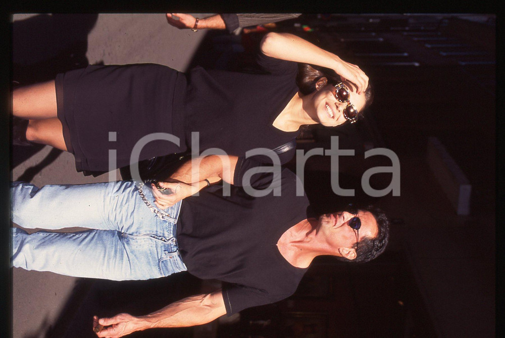 Sylvester STALLONE ed Andrea WIESER - MILANO 1994 35 mm vintage slide 17 Diapositiva d'epoca, in formato 35 mm.CONDIZIONI: GOODE' severamente vietata la riproduzione. Tutti i diritti sono riservati.Nella diapositiva ICharta mette in vendita, sul negozio eBay e in esclusiva sul sito "icharta" il proprio archivio composto da numerose diapositive e negativi fotografici d'epoca, tutti originali e autentici, che attraversano la storia del costume italiano tra gli la fine degli anni Sessanta e Novanta.Si tratta di uno sguardo inedito sull'attualità, la politica, la vita quotidiana, il gossip e la cultura, che fotografa il cambiamento della nazione in quest'ultimo scorcio del XX secolo. Un'occasione unica per il mercato del collezionismo, che vede finalmente disponibile un archivio eccezionale per vastità, tematiche e condizioni, in un settore (il negativo fotografico e la diapositiva) di assoluta novità e dalle interessanti prospettive di investimento.  GOOD/buono   originale e autentica 1